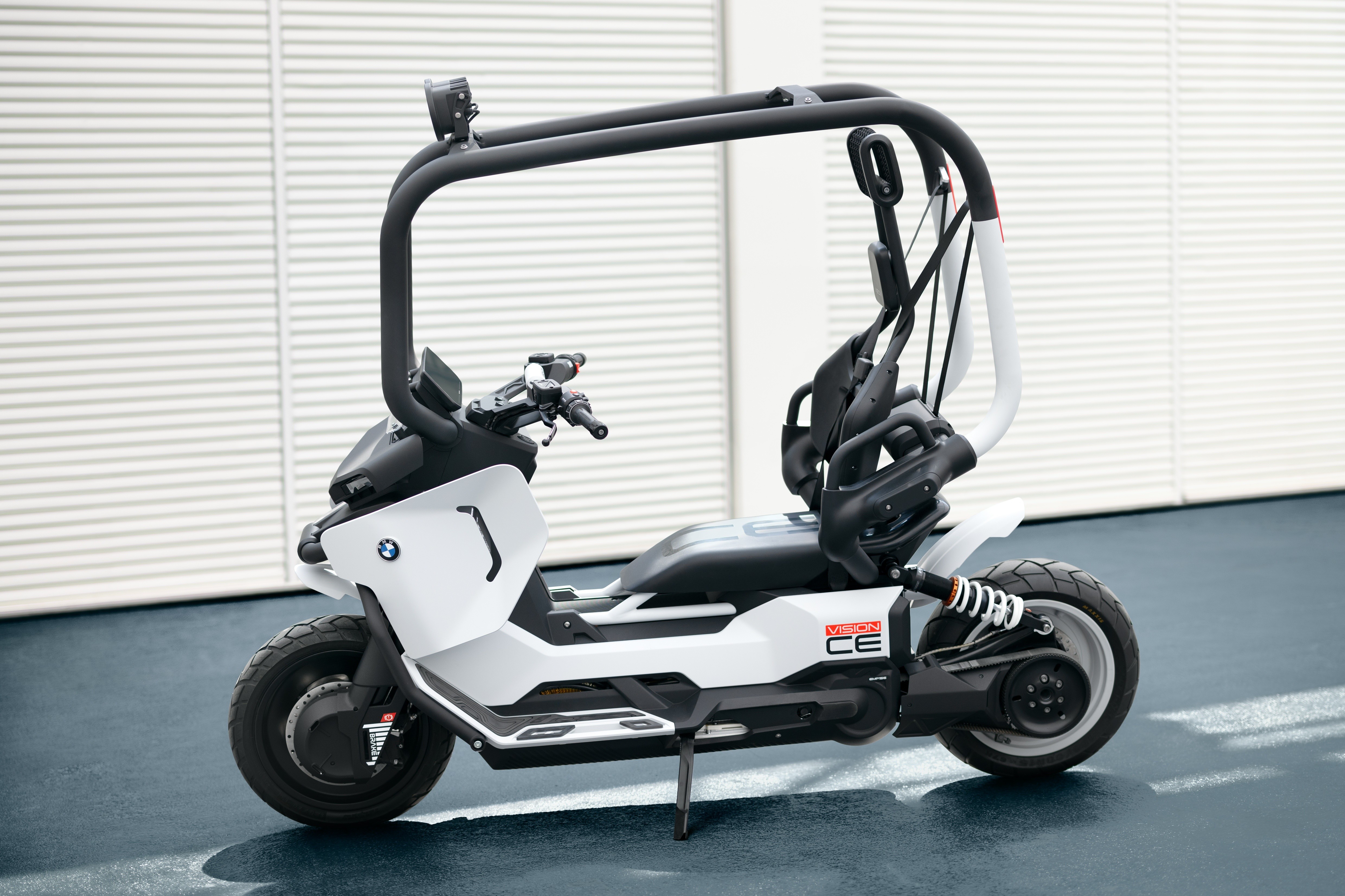 BMW Group vừa ra mắt mẫu concept BMW Motorrad Vision CE độc đáo, thể hiện tầm nhìn về tương lai của phương tiện hai bánh thuần điện trong môi trường đô thị.