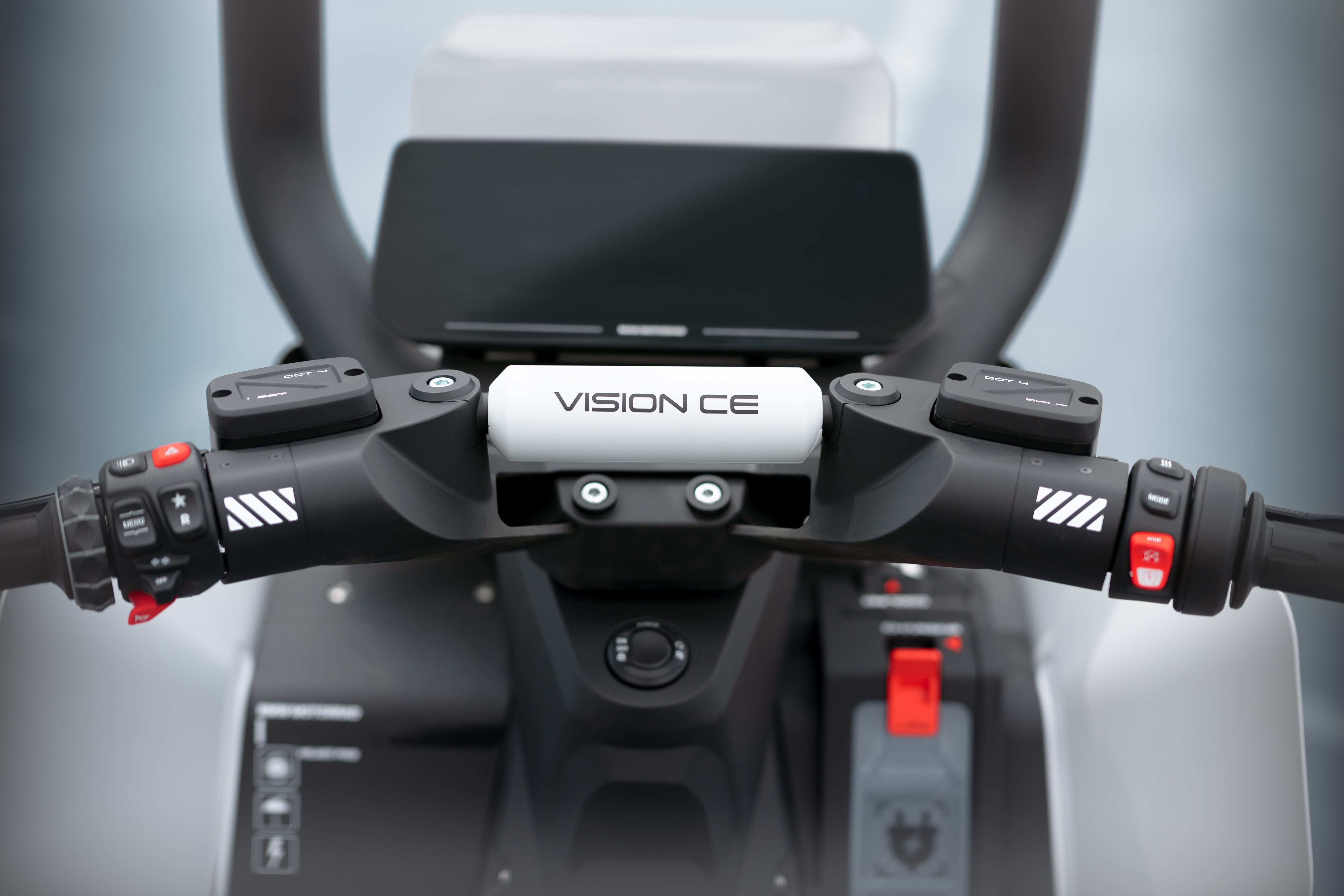 Thông số vận hành và các tính năng được hiển thị trên màn hình TFT hiện đại, với kích thước tương tự màn hình 10,25 inch của mẫu xe điện BMW CE 04.