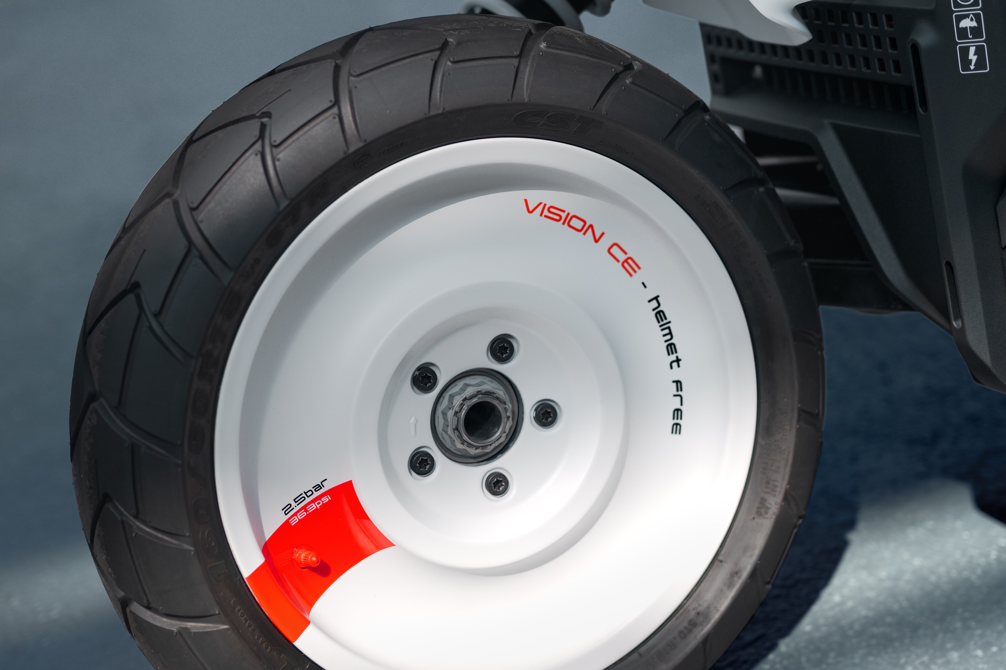 Một điểm nổi bật khác của BMW Motorrad Vision CE là chức năng thăng bằng, cho phép xe tự cân bằng hoàn toàn khi đứng yên và người lái không cần chống chân.