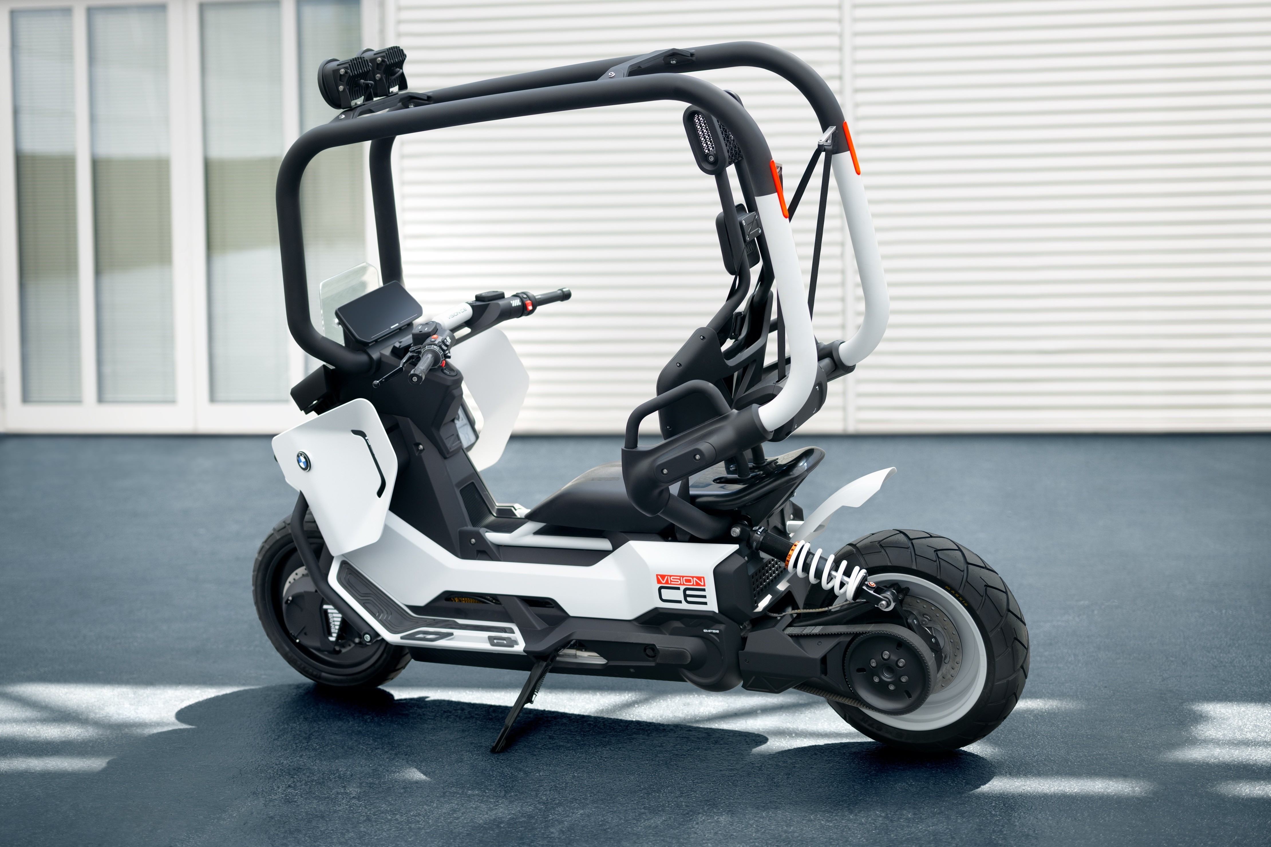 Tuy nhiên, điểm khác biệt rõ rệt nhất là thiết kế phần khung cỡ lớn &quot;Cage&quot; tương tự đàn anh C1. Được làm từ chất liệu hợp kim và composite, cơ cấu này cho phép người lái không cần phải sử dụng nón bảo hiểm hay giáp bảo vệ.