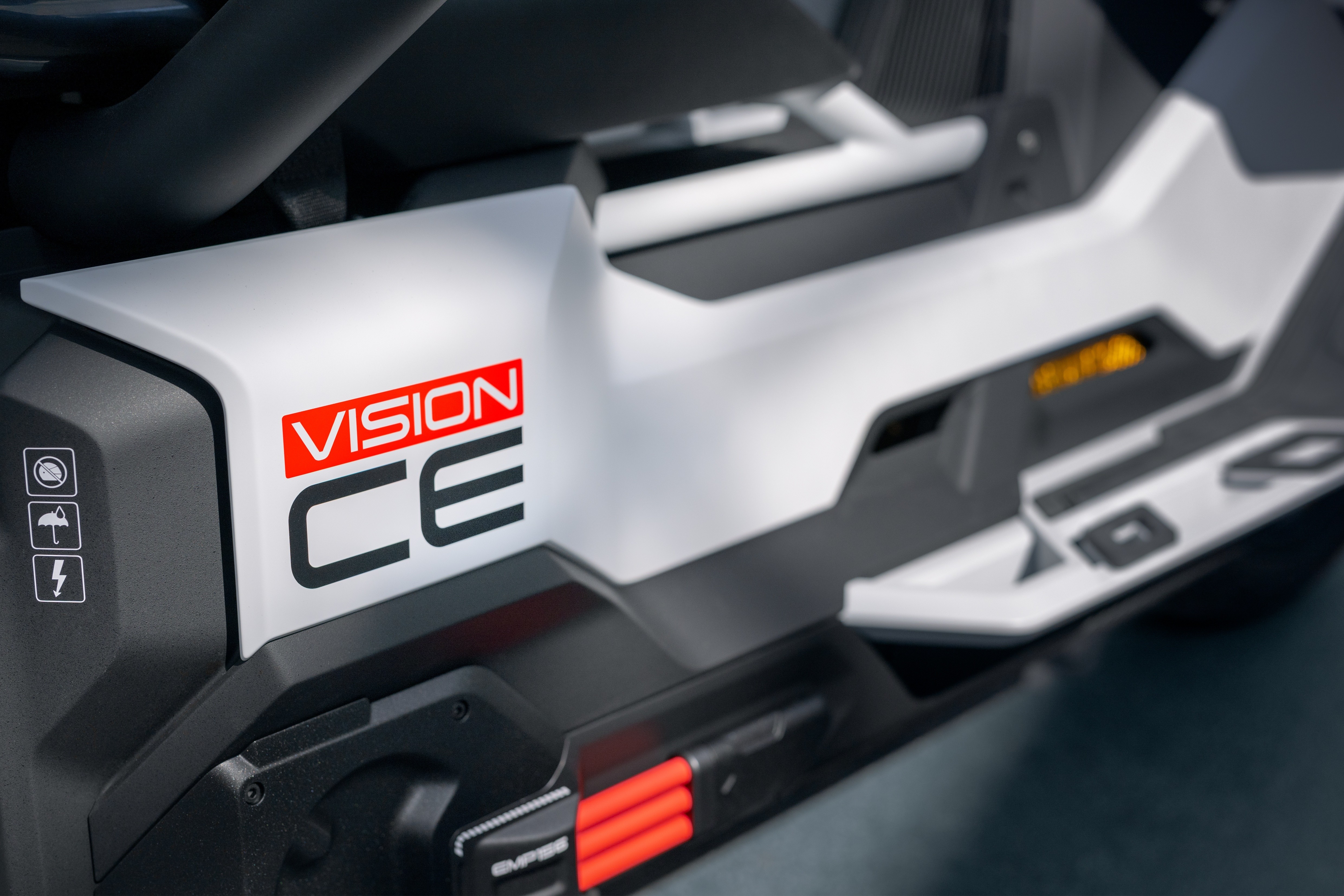 Tuy vậy, thông số vận hành của mẫu concept tương lai vẫn chưa được công bố. Trước đó, CE 04 được trang bị bộ pin điện dung lượng 8,9 kWh, có khả năng sạc đầy 20% đến 80% trong 45 phút với nguồn sạc nhanh công suất 6,9 kW.