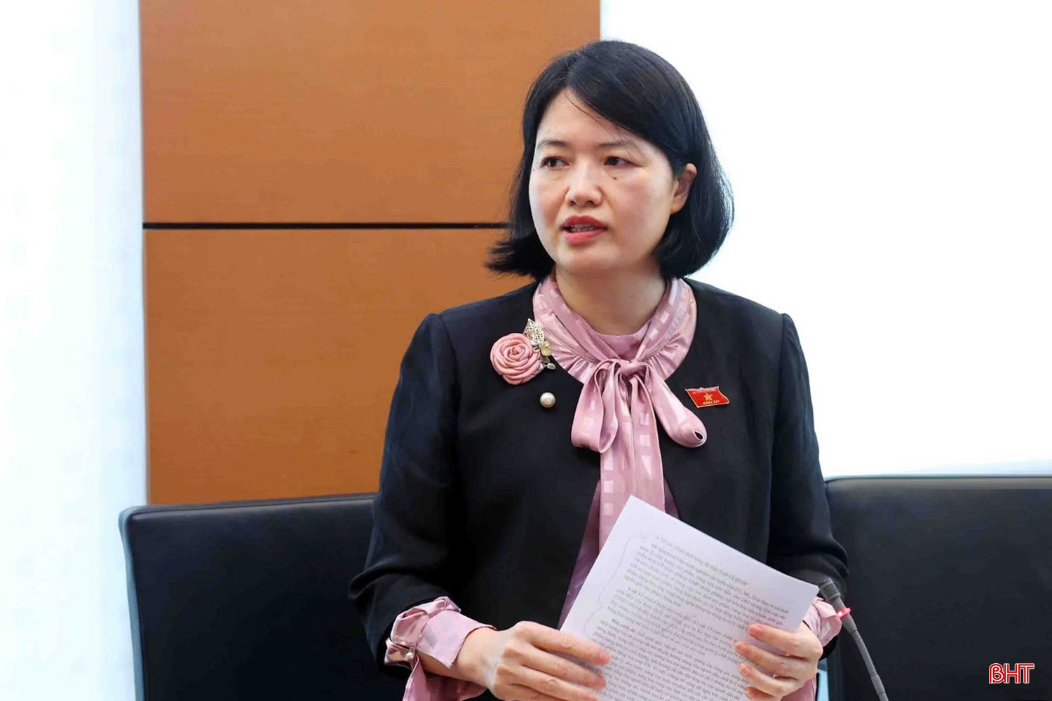 Đại biểu Nguyễn Thị Mai Thoa (Đoàn ĐBQH tỉnh Hải Dương) cho rằng, cần quan tâm công tác thông tin tuyên truyền các bên liên quan về trách nhiệm quản lý chất lượng sản phẩm, hàng hóa. bqbht_br_3nguyenthimaithoa.jpg
