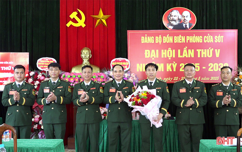 Đại tá Nguyễn Thái Bình tặng hoa, chúc mừng Ban Chấp hành nhiệm kỳ 2025 - 2030 và đại biểu đi dự đại hội cấp trên. bqbht_br_anh-7.png