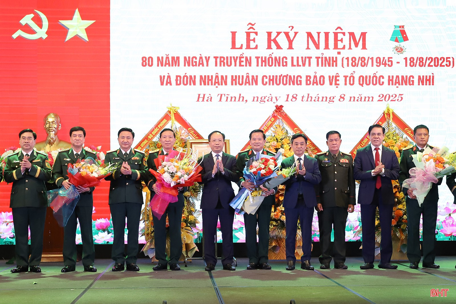 Các đồng chí: Thiếu tướng Đoàn Xuân Bường - Bí thư Đảng ủy, Chính ủy Quân khu 4; Nguyễn Duy Lâm – Bí thư Tỉnh ủy, Bí thư Đảng ủy Quân sự tỉnh; Trần Thế Dũng - Phó Bí thư Thường trực Tỉnh ủy; Võ Trọng Hải – Phó Bí thư Tỉnh ủy, Chủ tịch UBND tỉnh; Đại tá Chăn Ny Sỷ Súc - Chính ủy Bộ Chỉ huy Quân sự tỉnh Bolikhamxay tặng hoa chúc mừng Bộ CHQS tỉnh. bqbht_br_img-2560-1.jpg