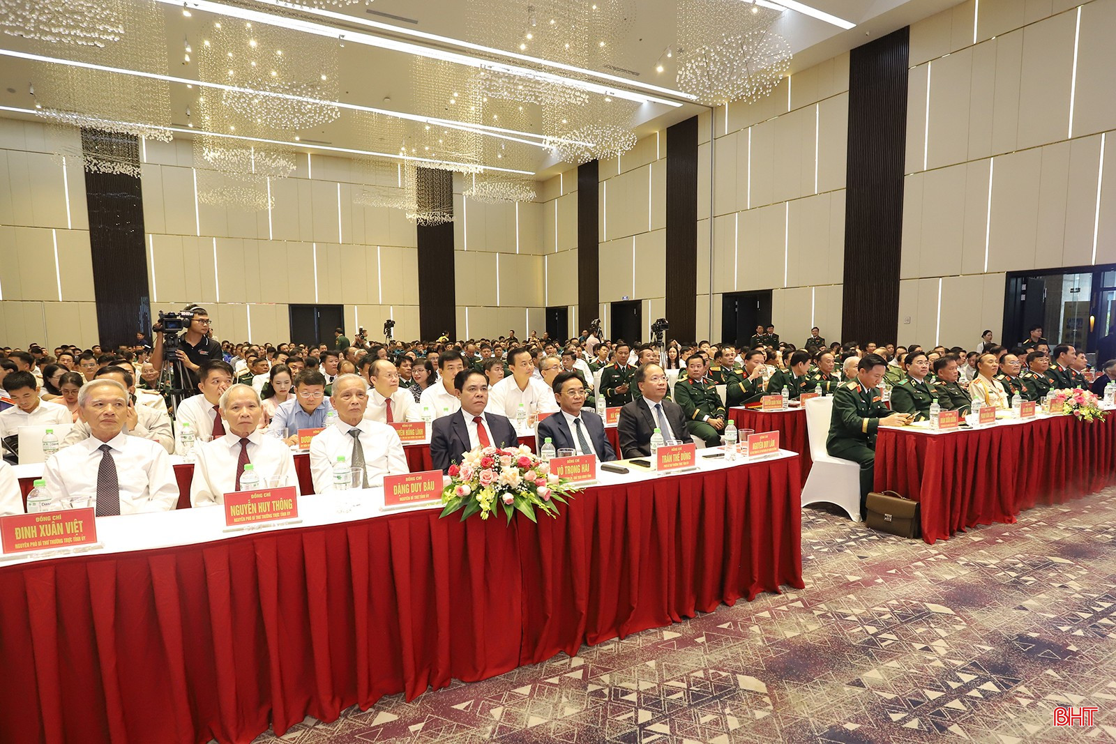 Các đại biểu tham dự lễ kỷ niệm 80 năm Ngày truyền thống lực lượng vũ trang Hà Tĩnh (18/8/1945 - 18/8/2025) và đón nhận Huân chương Bảo vệ Tổ quốc hạng Nhì của Chủ tịch nước tặng Bộ CHQS tỉnh. bqbht_br_img-2202.jpg