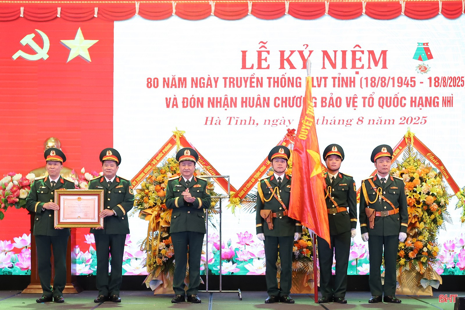Thiếu tướng Đoàn Xuân Bường - Bí thư Đảng ủy, Chính ủy Quân khu 4 trao tặng Huân chương Bảo vệ Tổ quốc hạng Nhì cho Bộ CHQS tỉnh. bqbht_br_img-2539.jpg