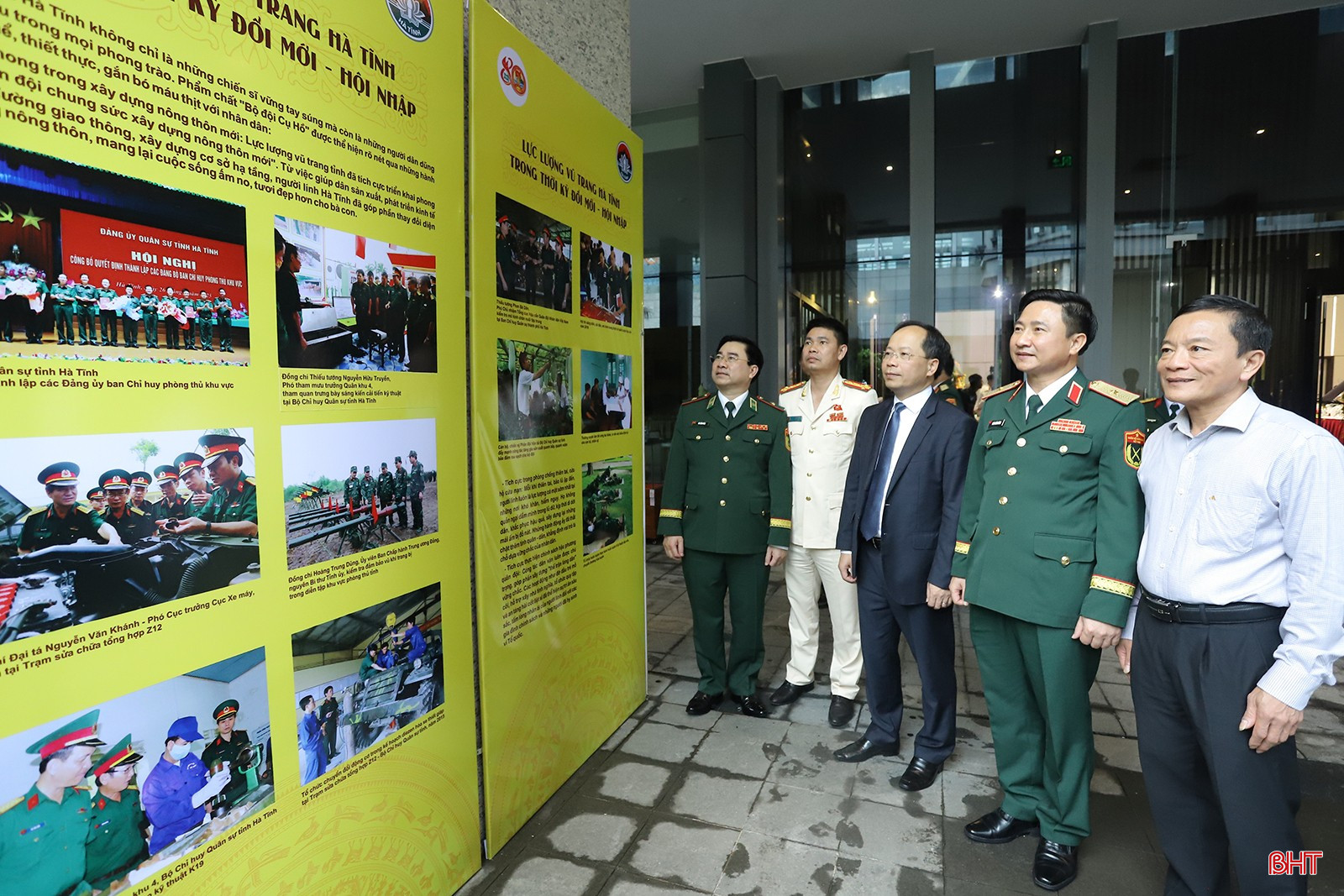 Thiếu tướng Đoàn Xuân Bường - Bí thư Đảng ủy, Chính ủy Quân khu 4; Thiếu tướng Võ Tiến Nghị - Phó Tư lệnh Bộ đội Biên phòng Việt Nam; đồng chí Nguyễn Duy Lâm – Bí thư Tỉnh ủy, Bí thư Đảng ủy Quân sự tỉnh; đồng chí Trần Văn Kỳ - Phó Chủ tịch HĐND tỉnh tham quan không gian trưng bày tư liệu về LLVT Hà Tĩnh. bqbht_br_img-2811.jpg