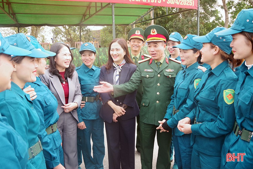 Lãnh đạo các đơn vị động viên lực lượng tham gia luyện tập chuẩn bị diễu binh, diểu hành kỷ niệm 50 năm Ngày Giải phóng miền Nam, thống nhất đất nước. Ảnh tư liệu. bqbht_br_4.jpg