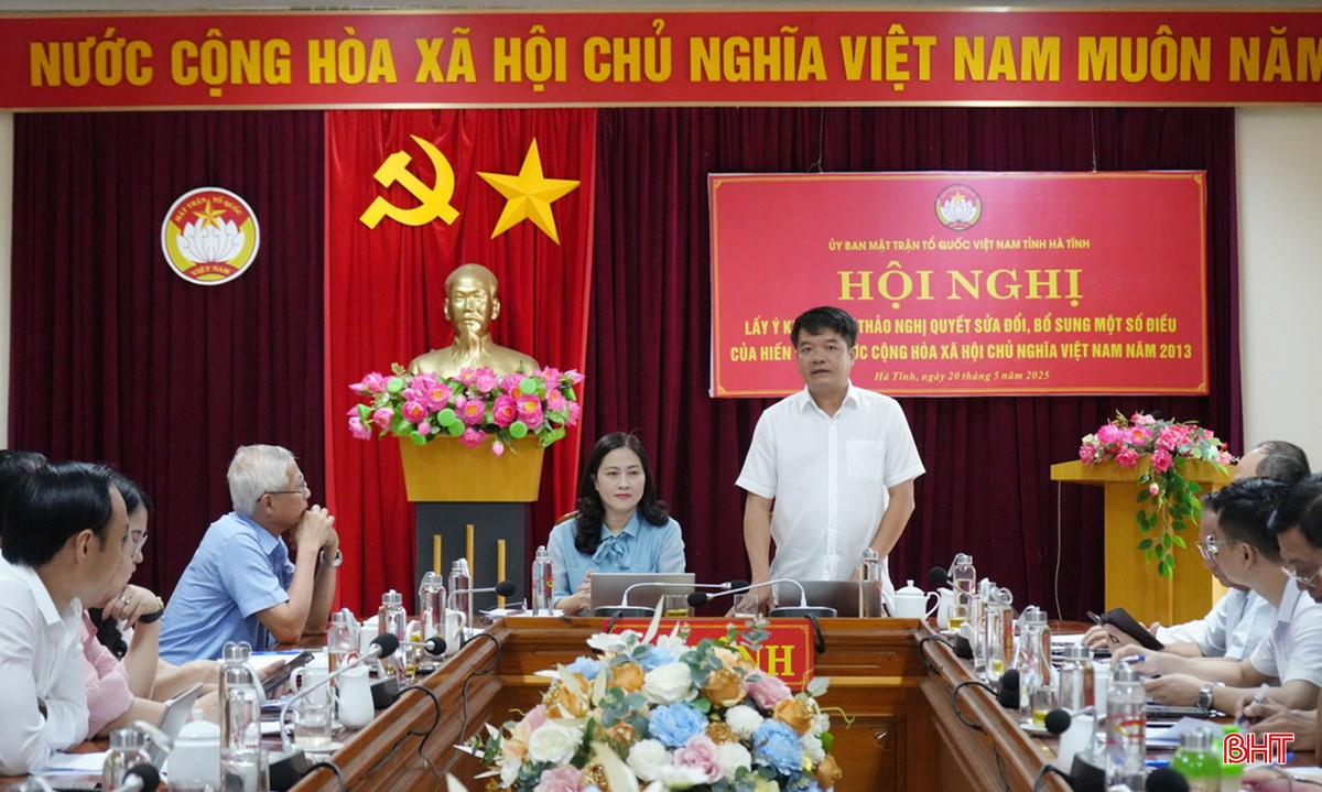 Chủ tịch Ủy ban MTTQ tỉnh Trần Nhật Tân và Phó Chủ tịch Ủy ban MTTQ tỉnh Phạm Thị Thu Hà chủ trì hội nghị. bqbht_br_at1.jpg