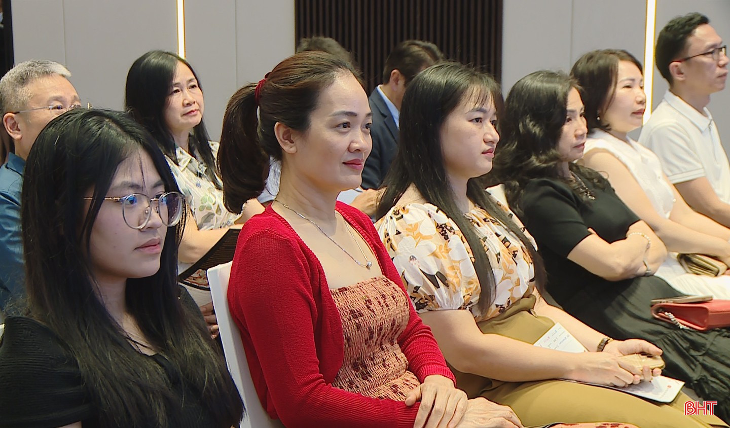 Khán giả hòa mình vào không gian nghệ thuật bqbht_br_a1.jpg