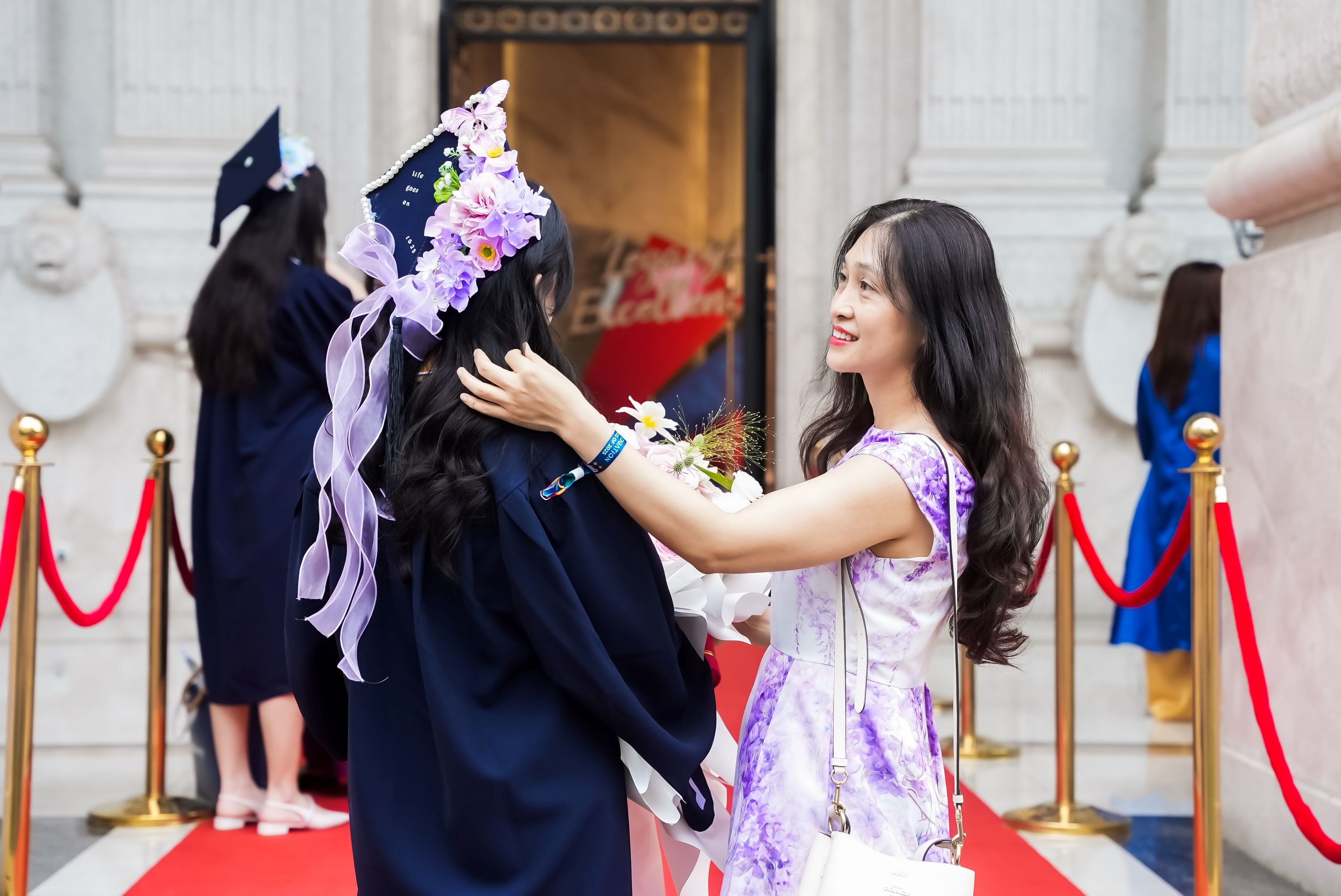 Phụ huynh chuẩn bị lễ phục cho tân khoa trước buổi lễ anh-1.jpg