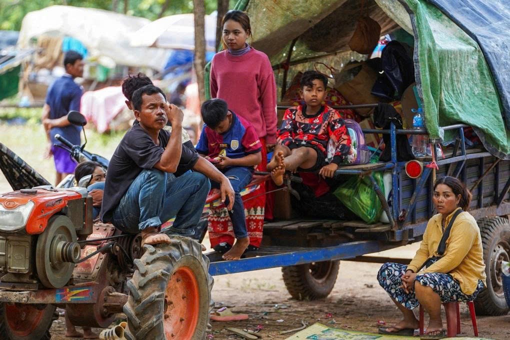 Người dân sơ tán khỏi làng Pong Tuek, huyện Banthey Empel nghỉ ngơi tại một nơi trú ẩn tạm thời ở tỉnh Oddar Meachey, Campuchia hôm 25/7 (Ảnh: Reuters). a11.jpg