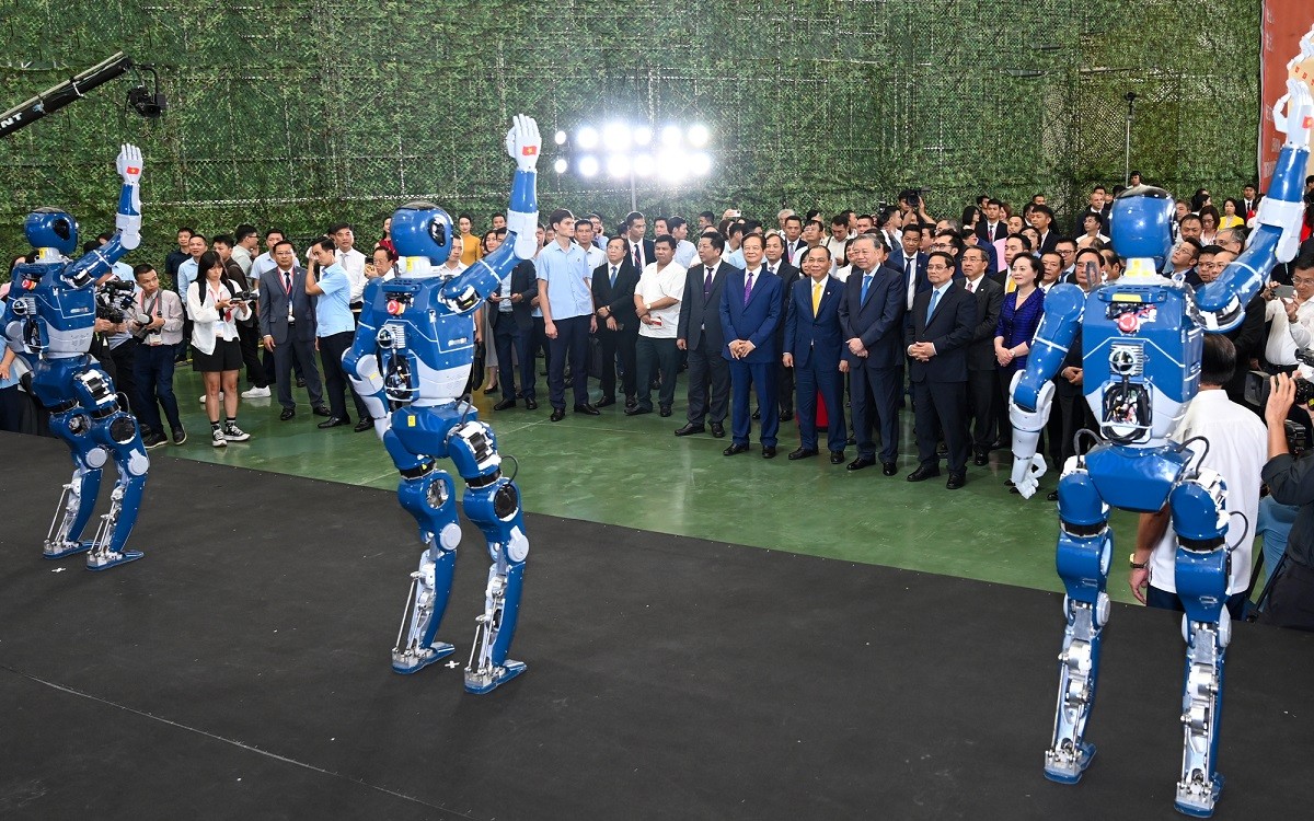 Các lãnh đạo Đảng, Nhà nước và Chính phủ xem màn đồng diễn robot của VinMotion (thành viên Tập đoàn Vingroup) tại lễ khánh thành Trung tâm Hội chợ Triển lãm Quốc gia. anh6.jpg