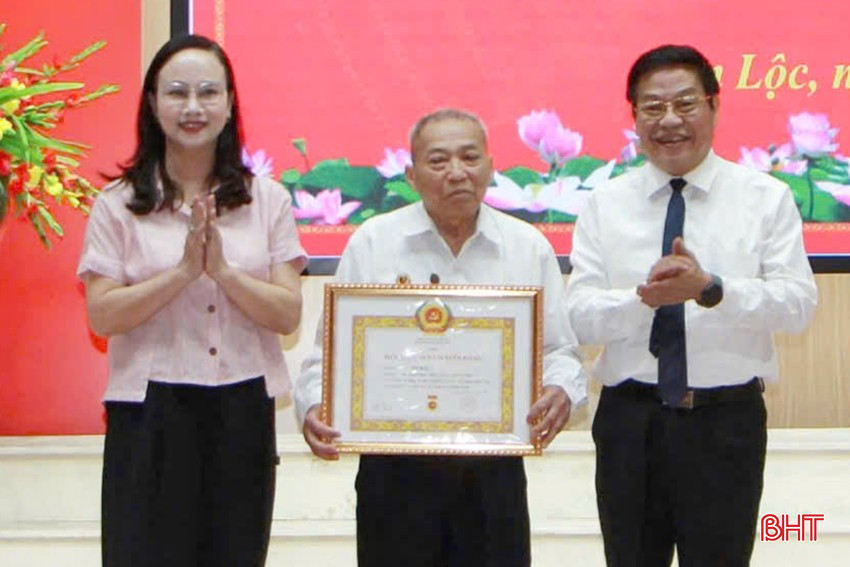 Các đồng chí: Nguyễn Trí Lạc - Phó Trưởng ban Tuyên giáo và Dân vận Tỉnh ủy và Đặng Thị Quỳnh Diệp - Bí thư Huyện ủy Can Lộc trao huy hiệu 70 năm tuổi Đảng cho đảng viên Võ Mai - Chi bộ Thôn Yên, Đảng bộ xã Thuần Thiện. Ảnh: Minh Đông bqbht_br_2.jpg