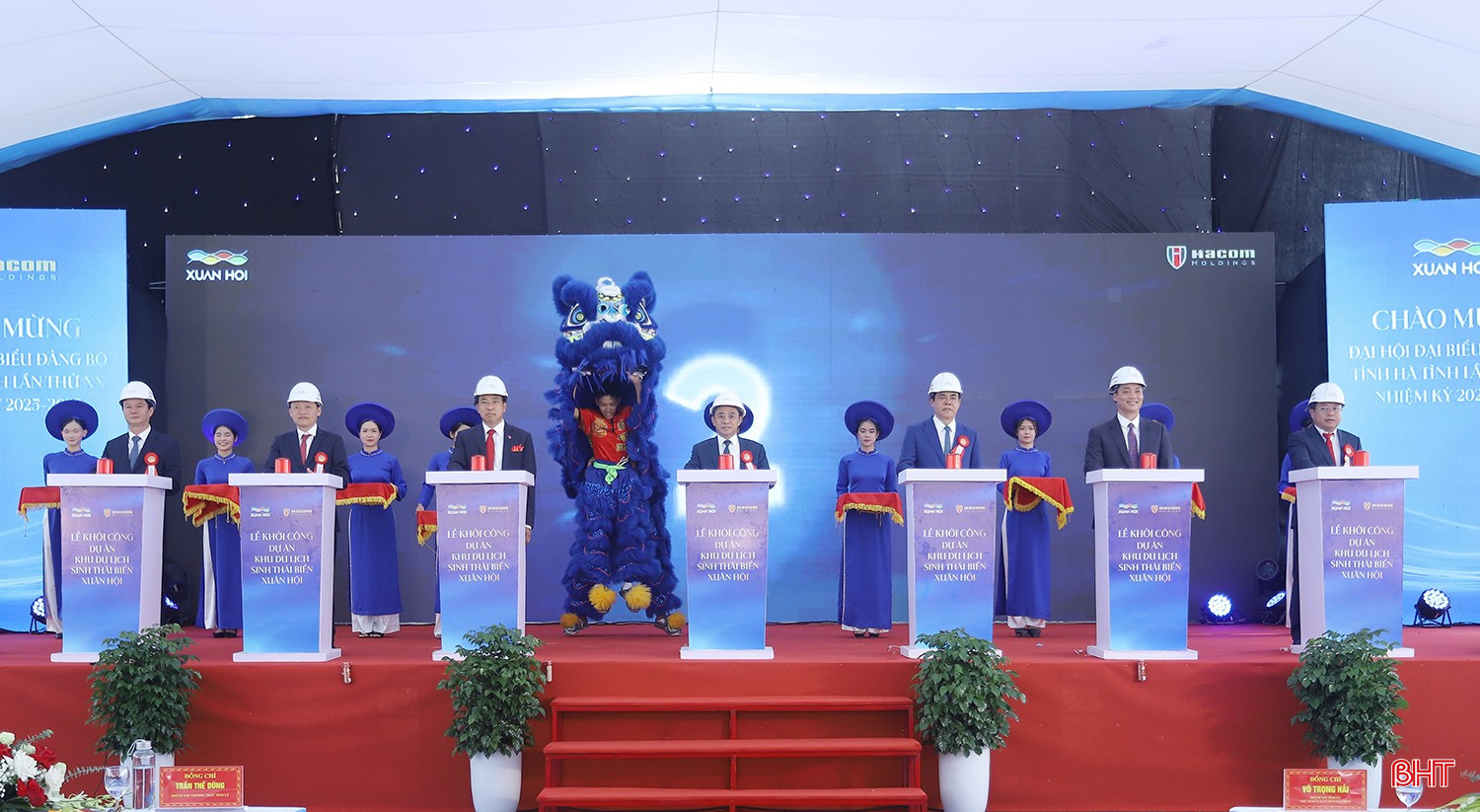 Các đồng chí lãnh đạo tỉnh và đại biểu tiến hành nghi thức bấm nút khởi công dự án Khu du lịch sinh thái biển Xuân Hội. bqbht_br_img-8742.jpg