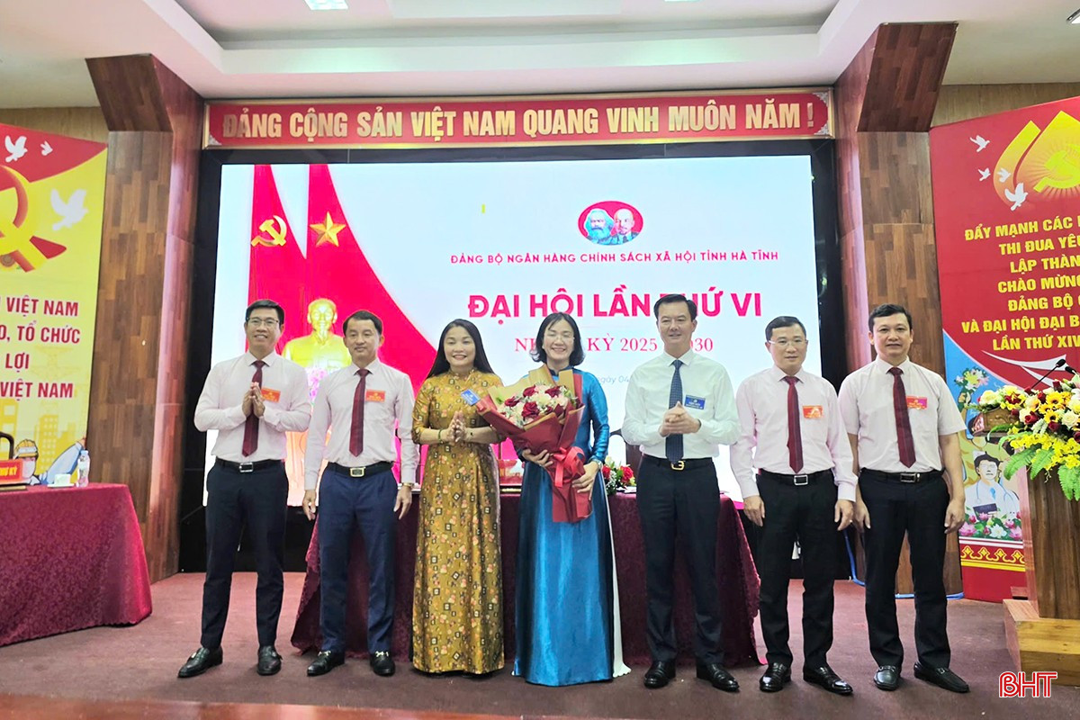 Các đồng chí: Trần Báu Hà - Phó Chủ tịch UBND tỉnh, Nguyễn Thị Hà Tân – Ủy viên BCH Đảng bộ tỉnh, Phó Bí thư chuyên trách Đảng ủy UBND tỉnh tặng hoa chúc mừng Ban Chấp hành Đảng bộ Ngân hàng Chính sách xã hội tỉnh nhiệm kỳ 2025 - 2030 ra mắt Đại hội. bqbht_br_5.jpg