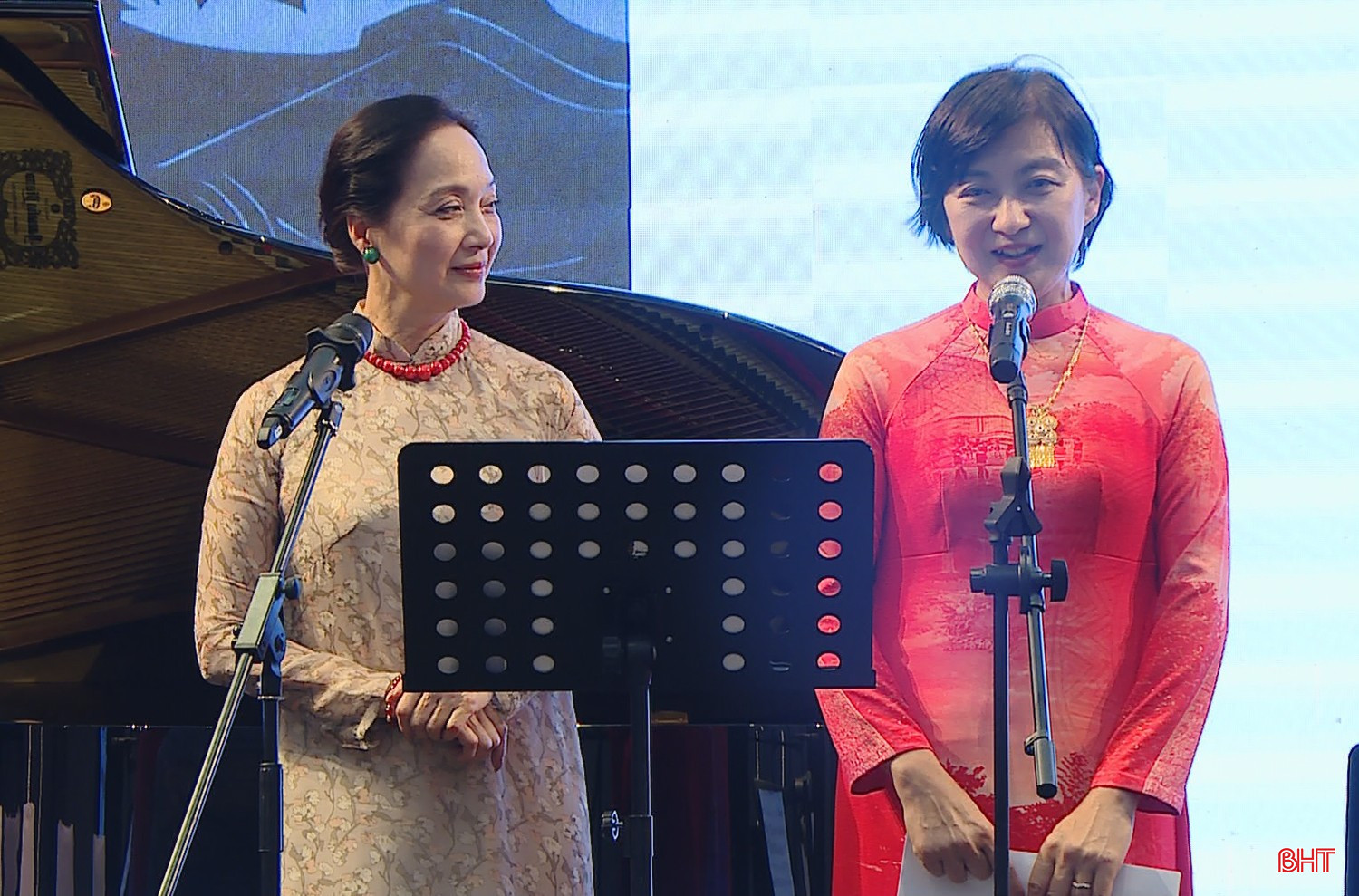 Bà ITO Yuki, phu nhân ngài ITO Naoki - Đại sứ Đặc mệnh toàn quyền Nhật Bản tại Việt Nam cùng Nghệ sĩ nhân dân Lê Khanh giao lưu đọc thơ cổ Nhật Bản. bqbht_br_a4.jpg