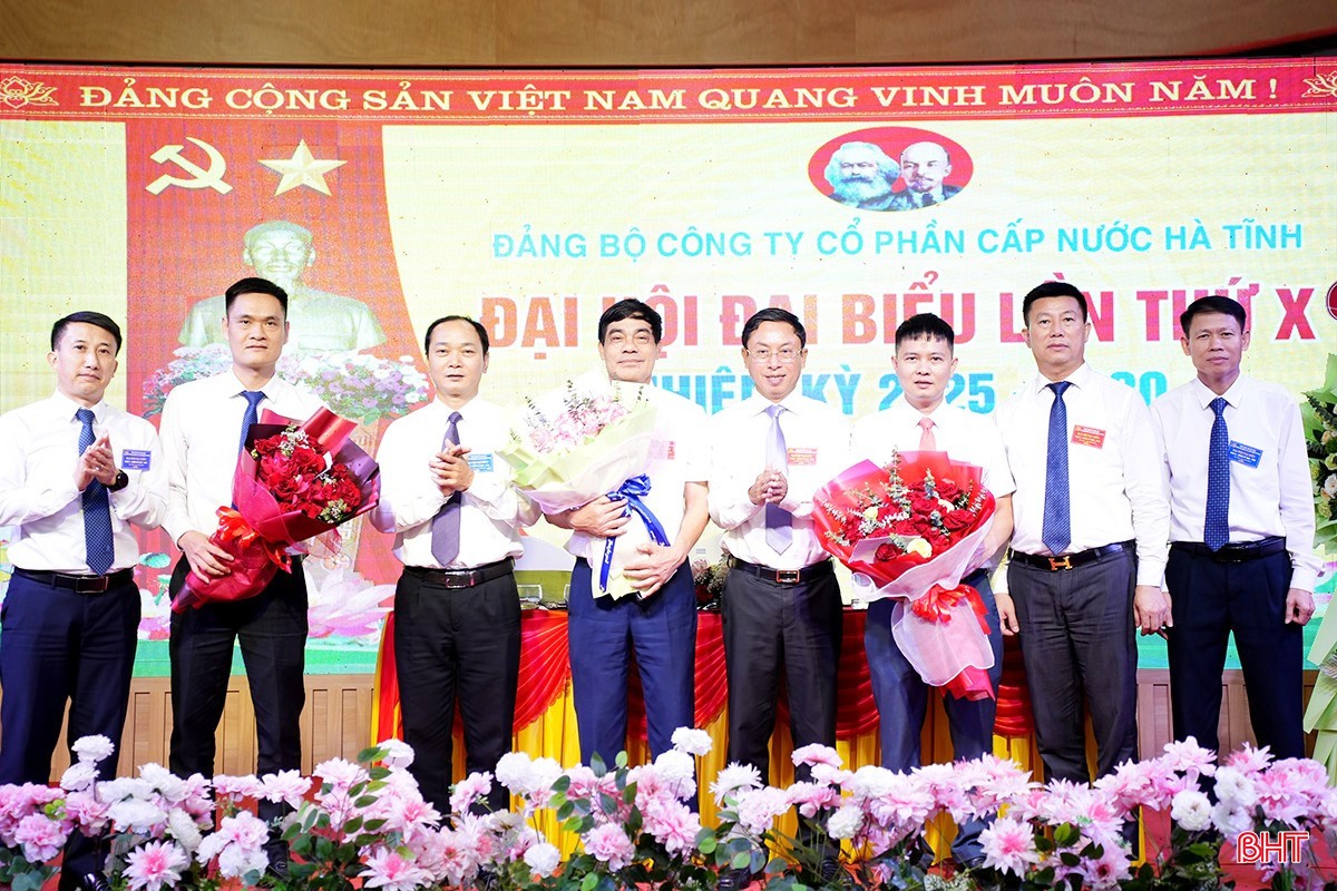 ... và tặng hoa các đồng chí thôi tham gia Ban Chấp hành. dsc08338.jpg