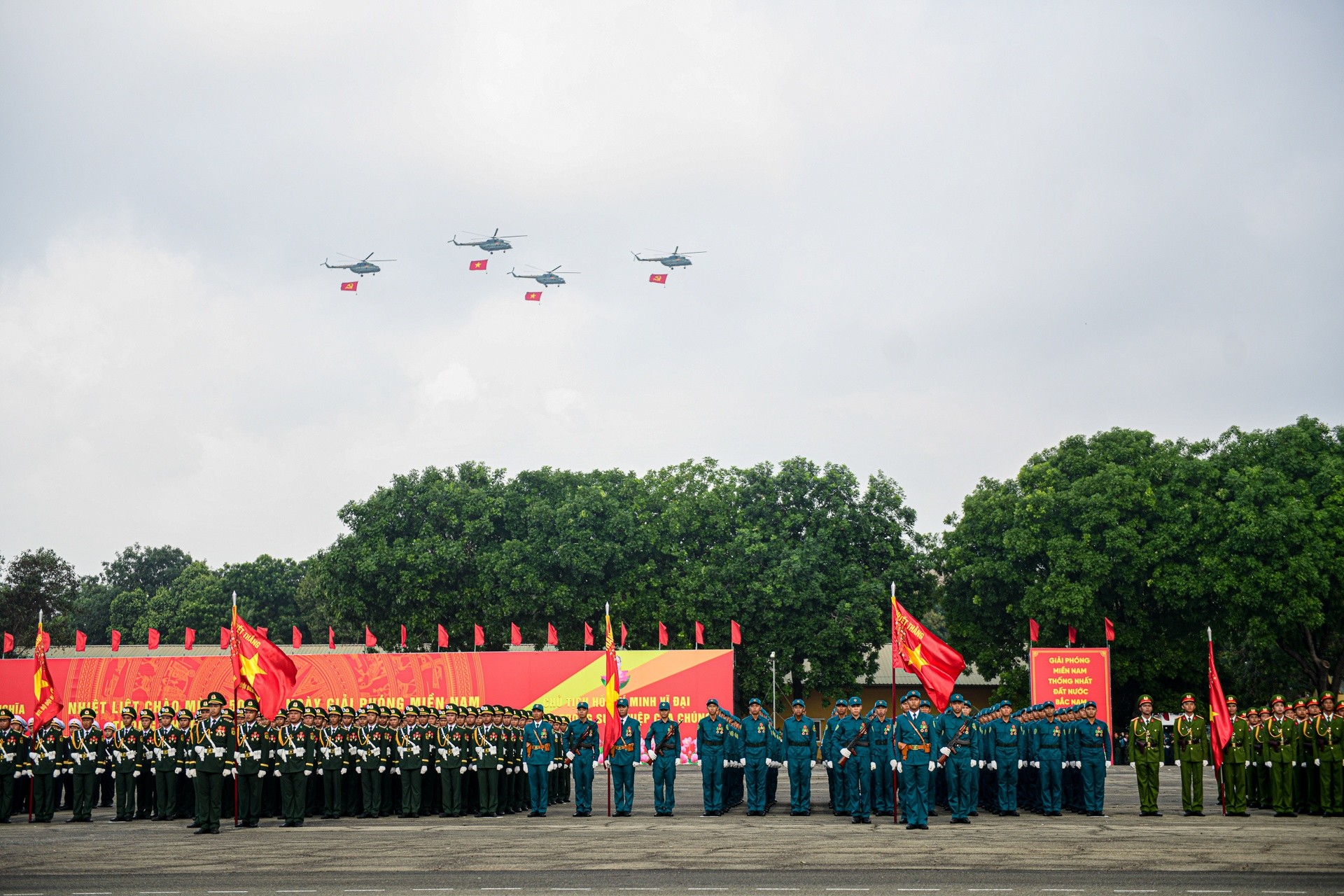 Theo kế hoạch, chương trình diễu binh, diễu hành mừng 50 năm Giải phóng Miền Nam, Thống nhất Đất nước diễn ra vào sáng 30/4 tại đường Lê Duẩn (quận 1, TP.HCM). Tổng lực lượng được huy động cho khối diễu binh, diễu hành là hơn 13.000 người.