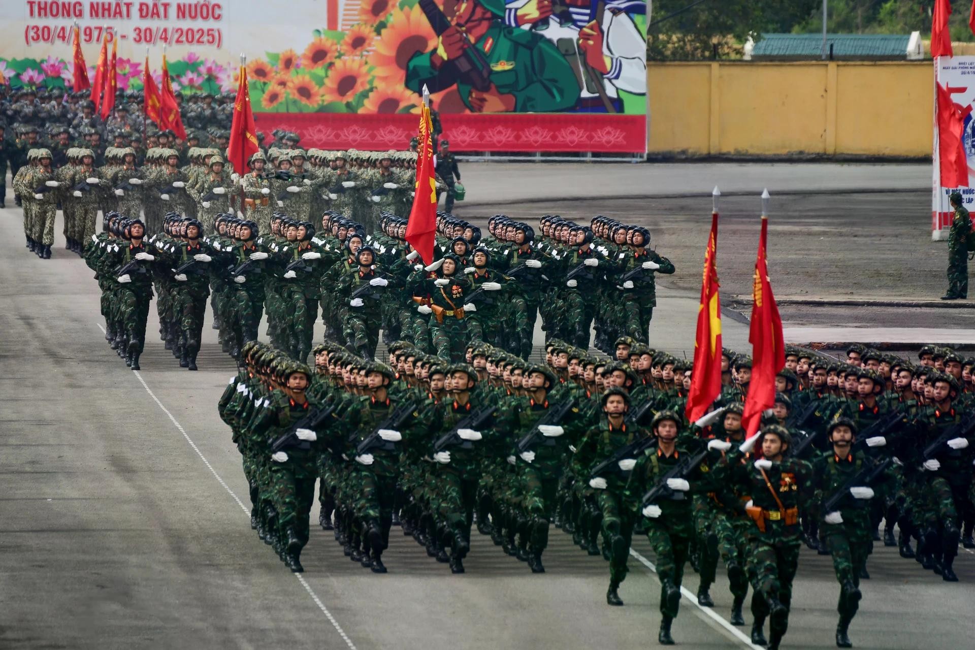 Trung tướng Thái Văn Minh, Phó trưởng Tiểu ban diễu binh, diễu hành Lễ kỷ niệm 50 năm Ngày Giải phóng Miền Nam, Thống nhất Đất nước, cho biết hôm nay là buổi tổng hợp luyện đầu tiên cho toàn lực lượng diễu binh, diễu hành. Các lực lượng tham gia đều thể hiện sự cố gắng và tinh thần trách nhiệm cao, tuy nhiên vẫn còn một số điểm cần rút kinh nghiệm để hoàn thiện hơn.