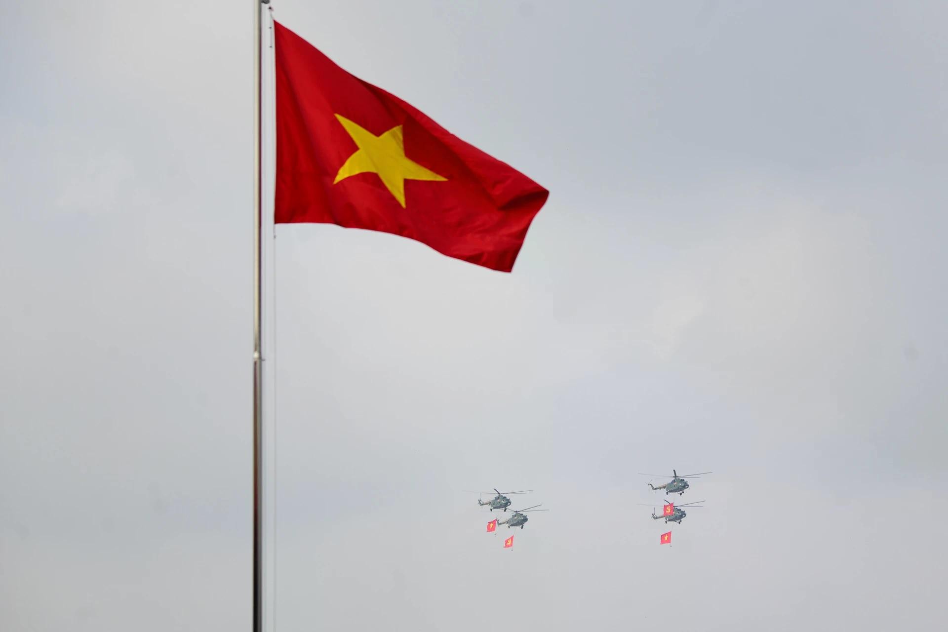 Bắt đầu buổi hợp luyện là màn bay chào mừng của Không quân Việt Nam với 10 trực thăng kéo cờ, biên đội tiêm kích Su-30MK2, biên đội máy bay YAK-130.