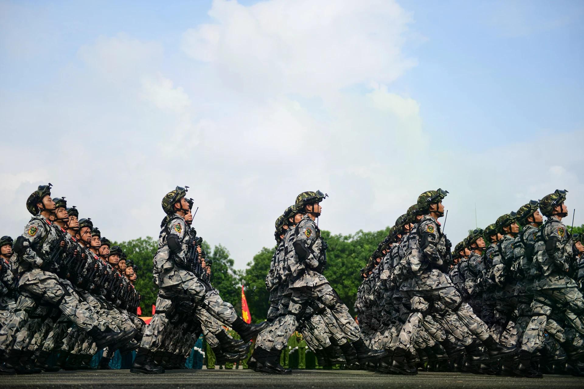 Thượng tá Phạm Đại Đồng, Phó chỉ huy thường trực, Sở chỉ huy Diễu binh diễu hành Bộ Công an, cho biết lực lượng bắt đầu di chuyển từ 4h, hơn 5h thì cả lực lượng công an và quân đội đã có mặt để chuẩn bị hợp luyện.