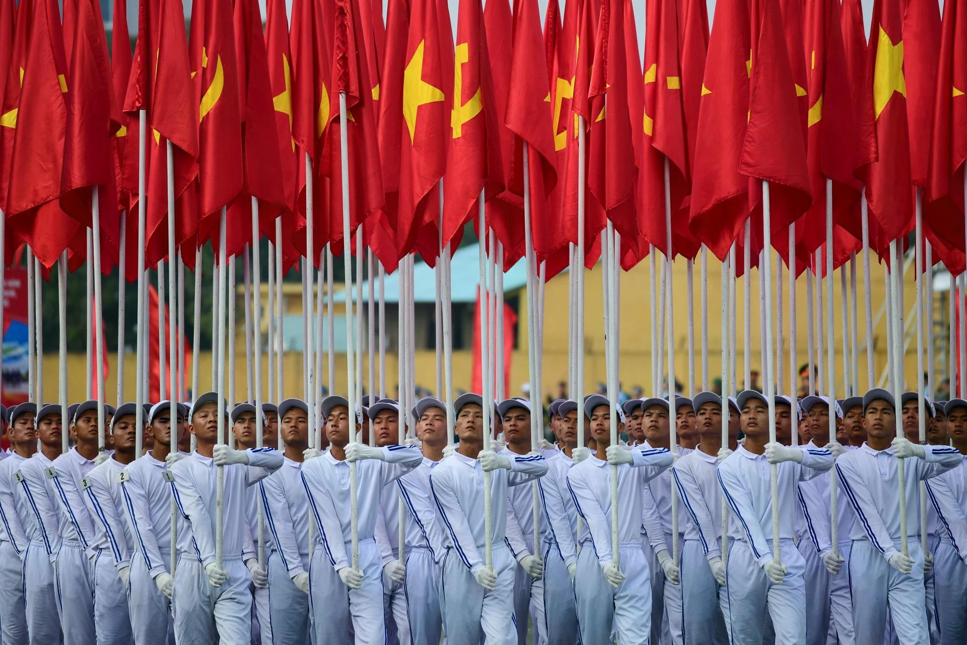 Dẫn đầu đoàn diễu binh, diễu hành là khối cờ Đảng, cờ Tổ quốc. Chương trình tổng hợp luyện diễn ra theo kịch bản giống như trên đường Lê Duẩn vào sáng 30/4.