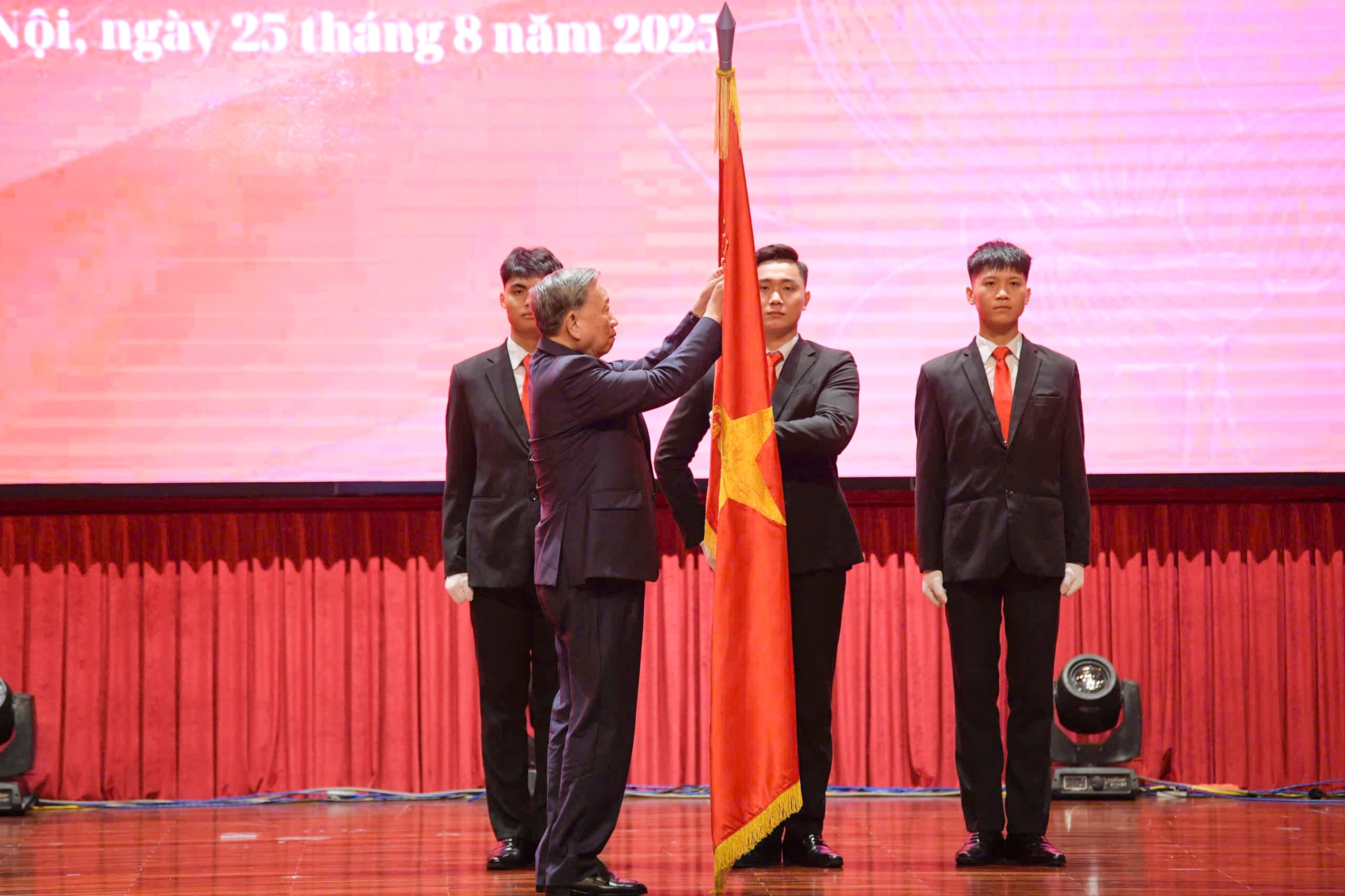 Tổng Bí thư Tô Lâm trao tặng Bộ Ngoại giao danh hiệu Huân chương Lao động hạng Nhất (Ảnh: Hải Phạm). 2-5037.jpg