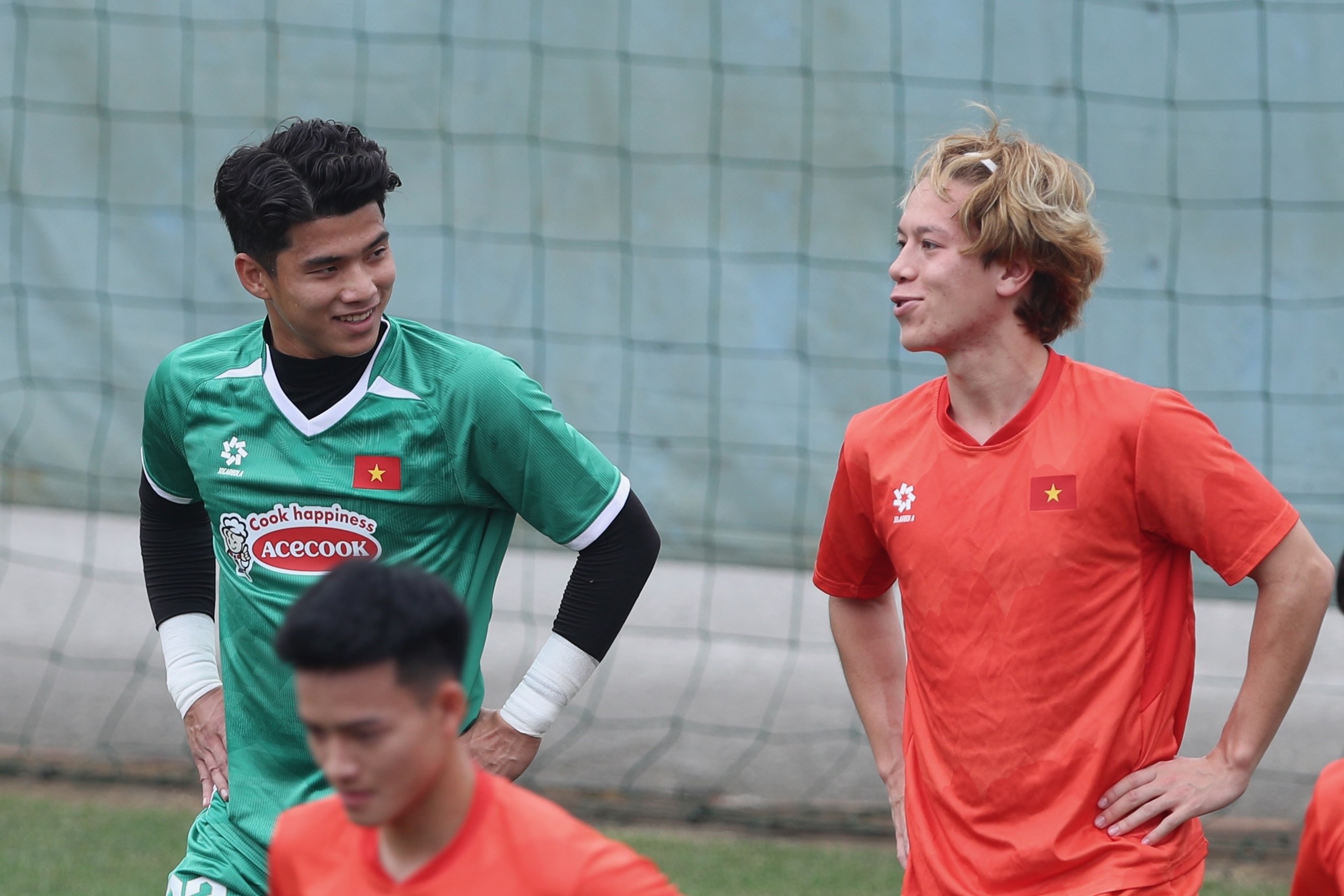 Viktor Lê chưa nói tốt tiếng Việt, chủ yếu giao tiếp bằng tiếng Anh ở CLB Hà Tĩnh. Khi vào trò chơi, tiền vệ này nhanh chóng bắt cặp Tùng Hân.