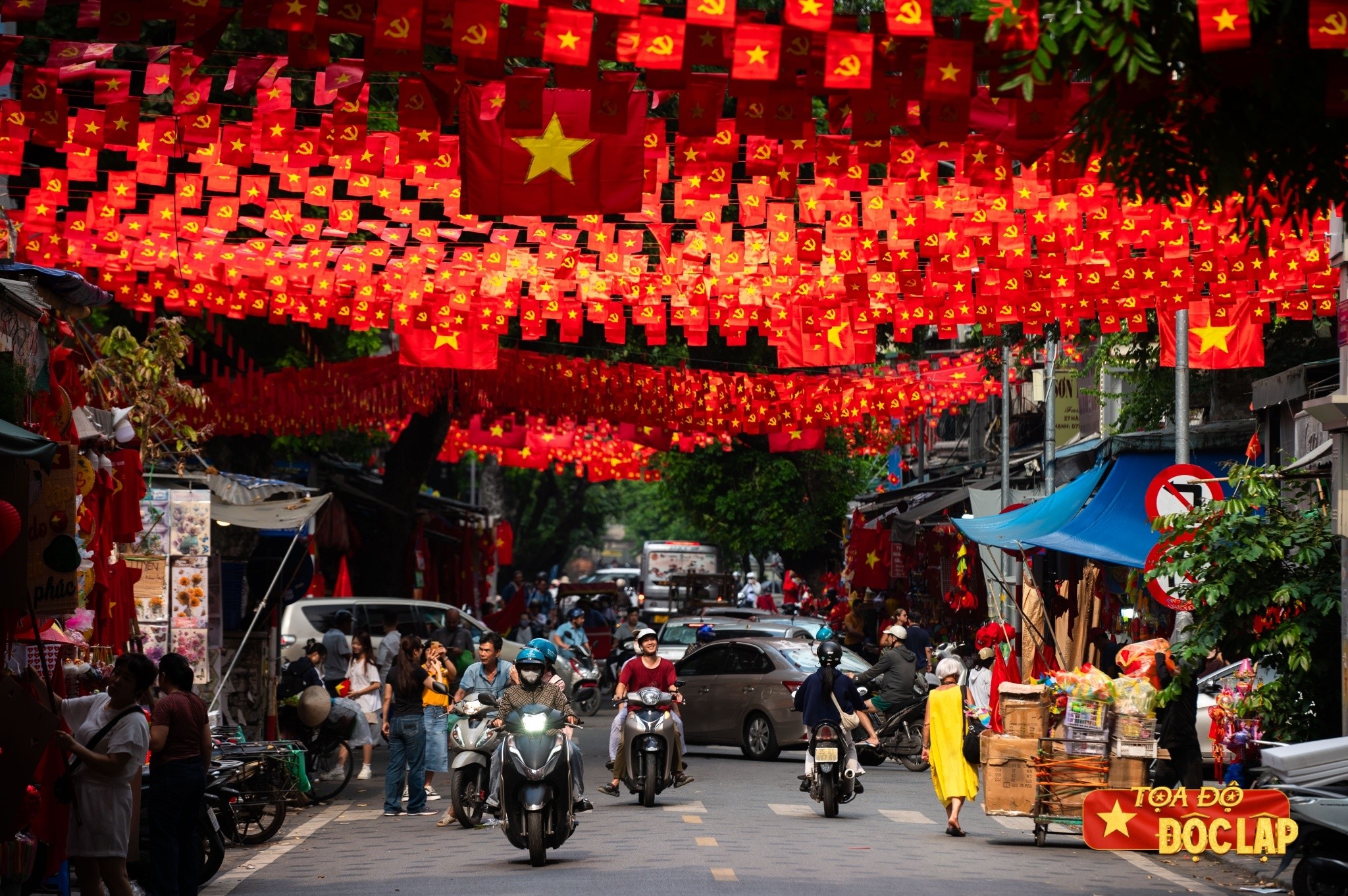ถนนหลายสายในฮานอยได้รับการประดับประดาด้วยธงและดอกไม้หลากสีสันมาตั้งแต่ปลายเดือนสิงหาคม ภาพ: Viet Ha Nhiều đường phố tại Hà Nội được trang hoàng cờ hoa rực rỡ từ cuối tháng 8. Ảnh: Việt Hà.