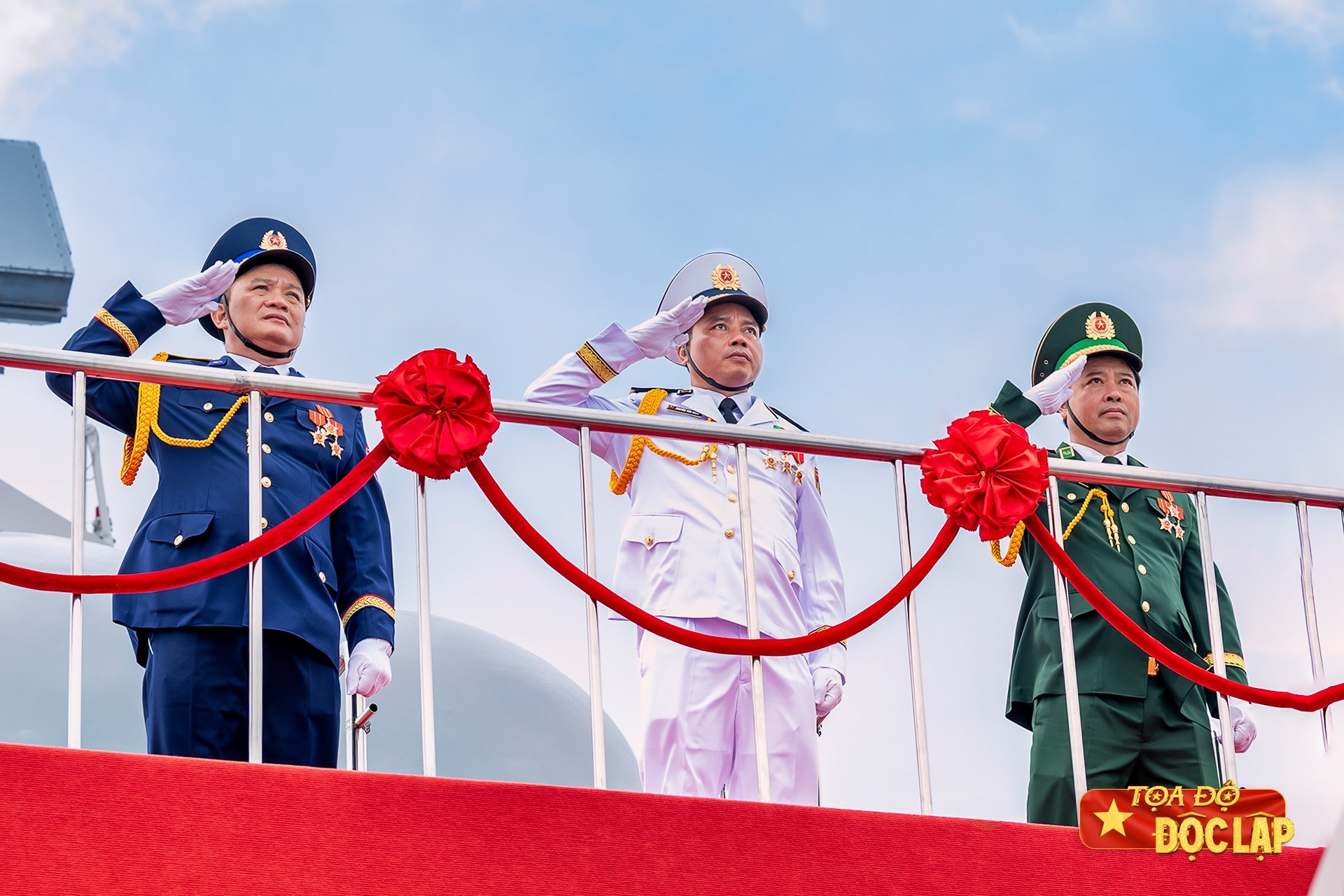 Chỉ huy các lực lượng diễu binh trên biển, trên Tàu chỉ huy 015 - Trần Hưng Đạo, có đồng chí Chuẩn Đô đốc Nguyễn Văn Bách, Phó Tư lệnh - Tham mưu trưởng Quân chủng Hải quân; cùng dự có đồng chí Thiếu tướng Trần Ngọc Hữu, Phó Tư lệnh Bộ đội Biên phòng, Thủ trưởng Bộ Tư lệnh Cảnh sát biển Việt Nam và đại biểu các cơ quan, đơn vị đại diện cho các lực lượng cùng tham gia.