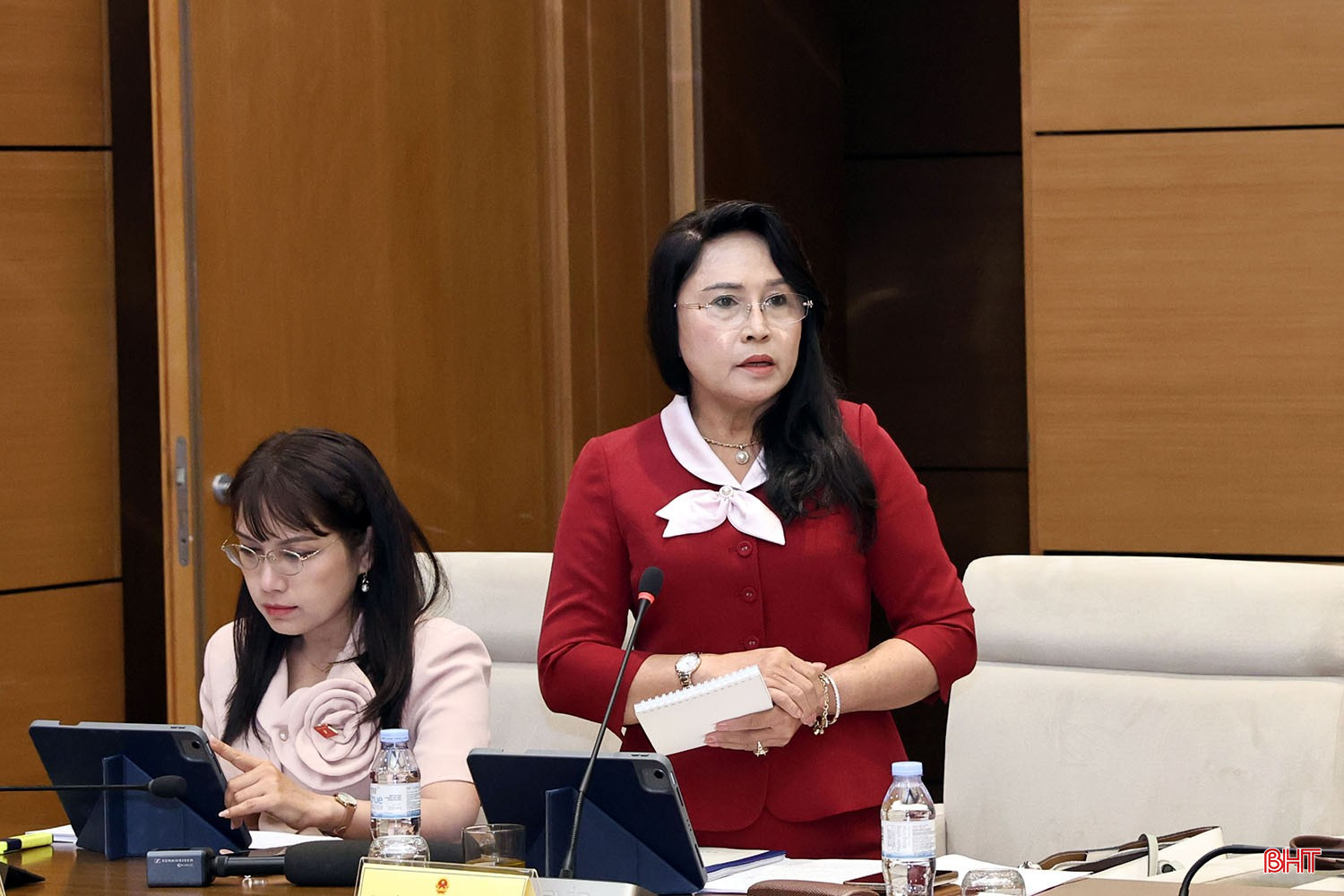 Đại biểu Nguyễn Thị Kim Bé - Đoàn ĐBQH tỉnh An Giang đề nghị quan tâm đầu tư hạ tầng cơ sở, đặc biệt hệ thống mạng internet, hỗ trợ đội ngũ cán bộ làm việc hiệu quả. bqbht_br_sang21anh5nguyenthikimbe.jpg