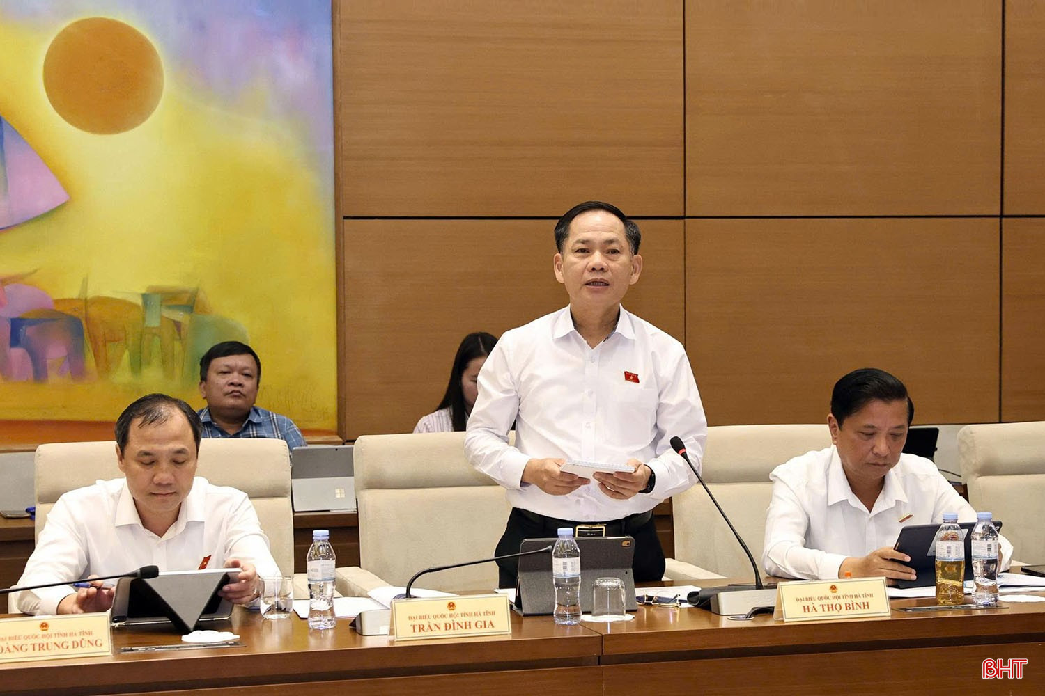 Phó Trưởng đoàn Phụ trách Đoàn ĐBQH tỉnh Trần Đình Gia tham gia thảo luận tổ. bqbht_br_sang21anh3trandinhgia.jpg