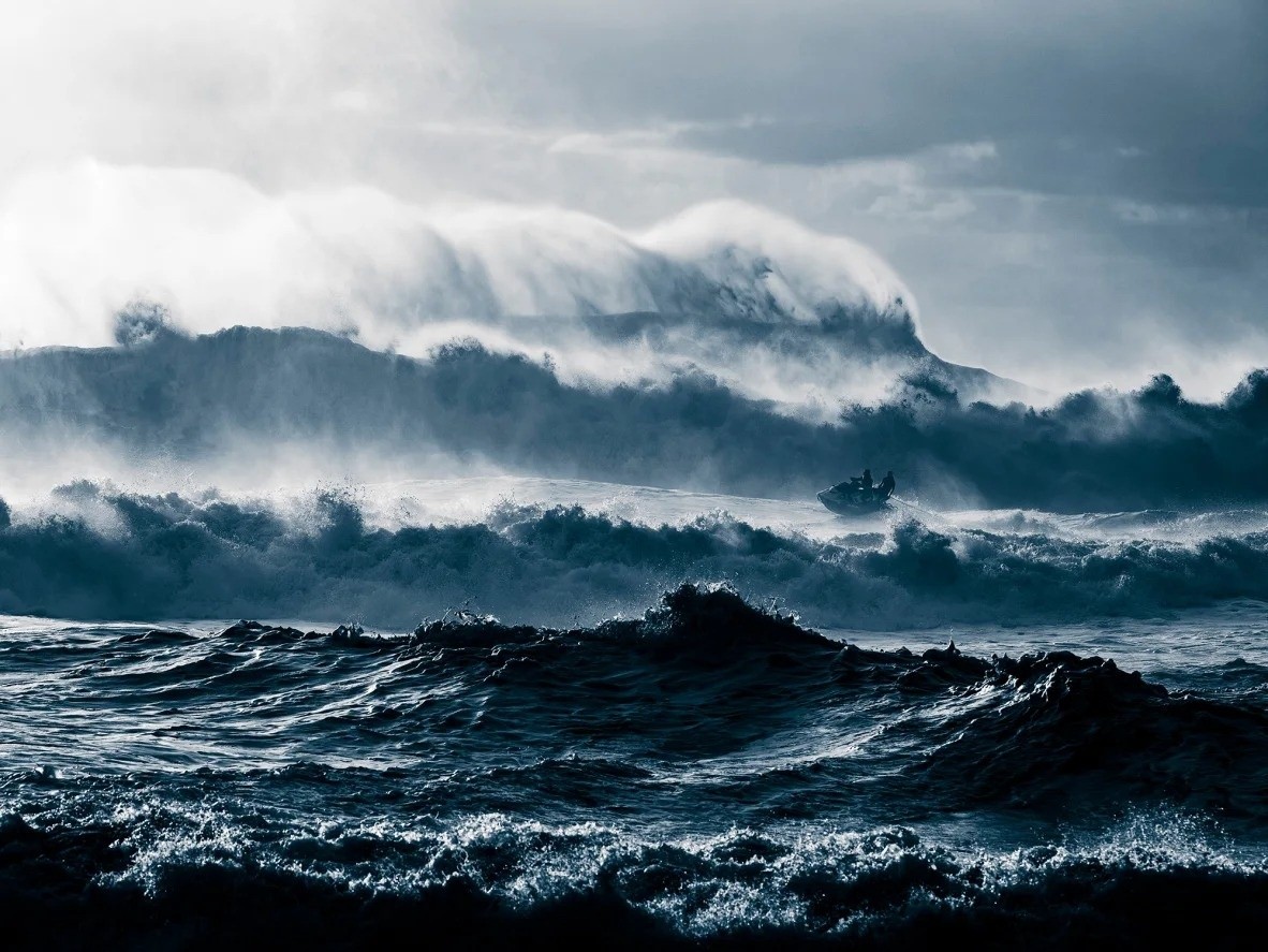 Ben Thouard giành chiến thắng ở hạng mục Phiêu lưu với bức ảnh ngoạn mục về một chiếc mô tô nước lao vút qua những con sóng khổng lồ tại Nazaré, Bồ Đào Nha - điểm đến nổi tiếng với những đợt sóng cao kỷ lục. Ảnh: Ben Thouard.