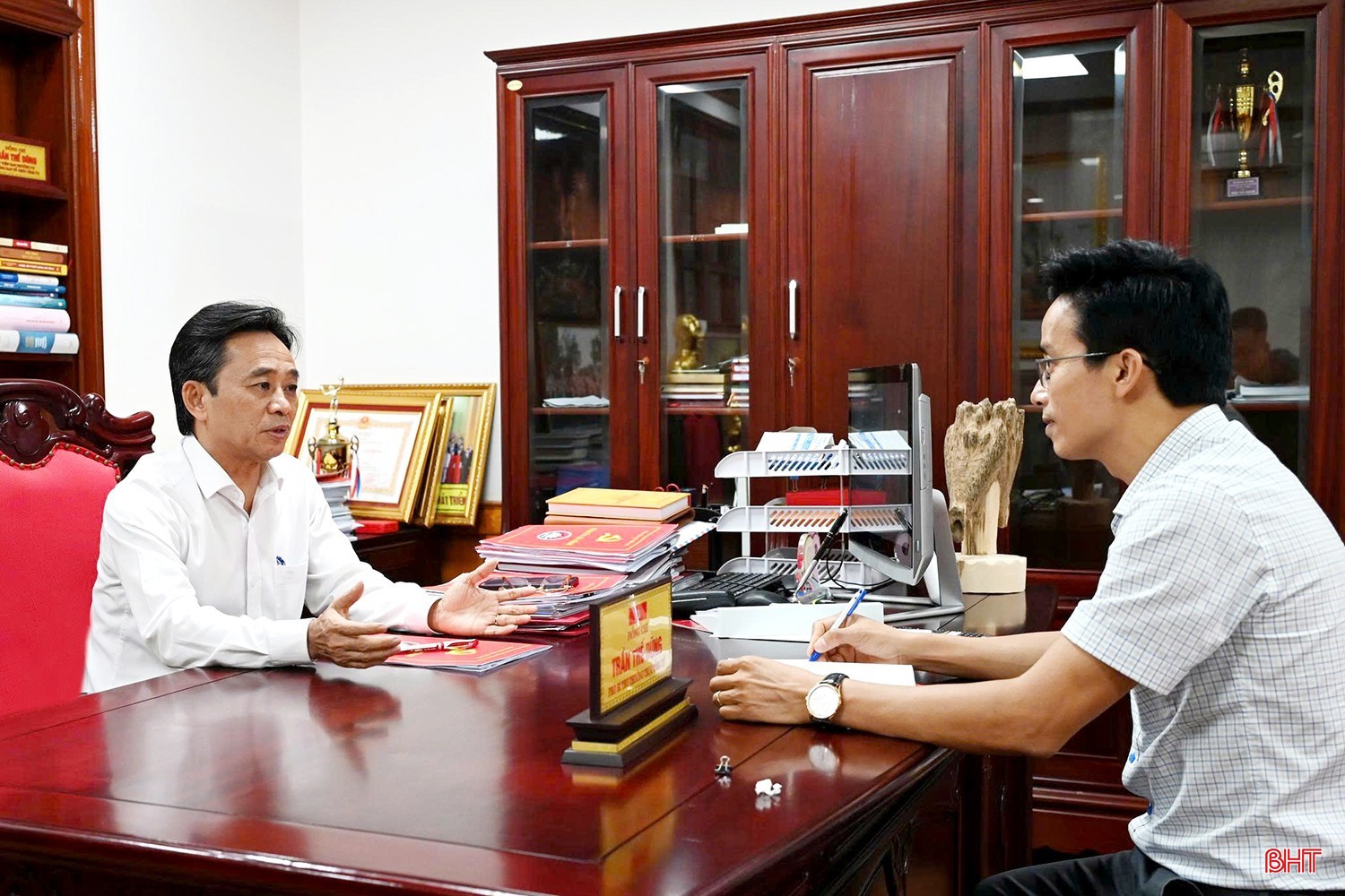 Đồng chí Trần Thế Dũng - Phó Bí thư Thường trực Tỉnh ủy trao đổi với phóng viên Báo Hà Tĩnh. z6696571816865-5b043cf6b013afcd7806677a2dd44cd1.jpg