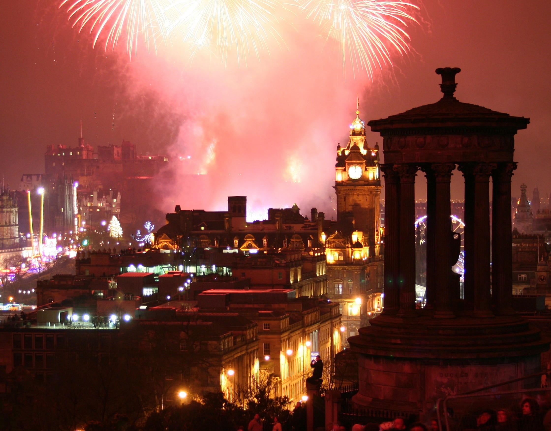 Không khí lễ hội Hogmanay (tên gọi giao thừa theo cách người Scotland) kéo dài ba ngày, từ 30/12 đến 1/1, để chào đón năm mới tại Edinburgh. Lễ hội bắt đầu vào ngày 30/12 với cuộc diễu hành rước đuốc truyền thống từ Royal Mile đến Calton Hill. Ngày hôm sau, 31/12, phố Princes biến thành không gian lễ hội sôi động với buổi hòa nhạc và tiệc đường phố nổi tiếng, trước khi khép lại bằng màn pháo hoa rực rỡ được bắn từ Lâu đài Edinburgh đúng thời khắc kim đồng hồ chỉ 12 giờ đêm. Ảnh: Wikipedia