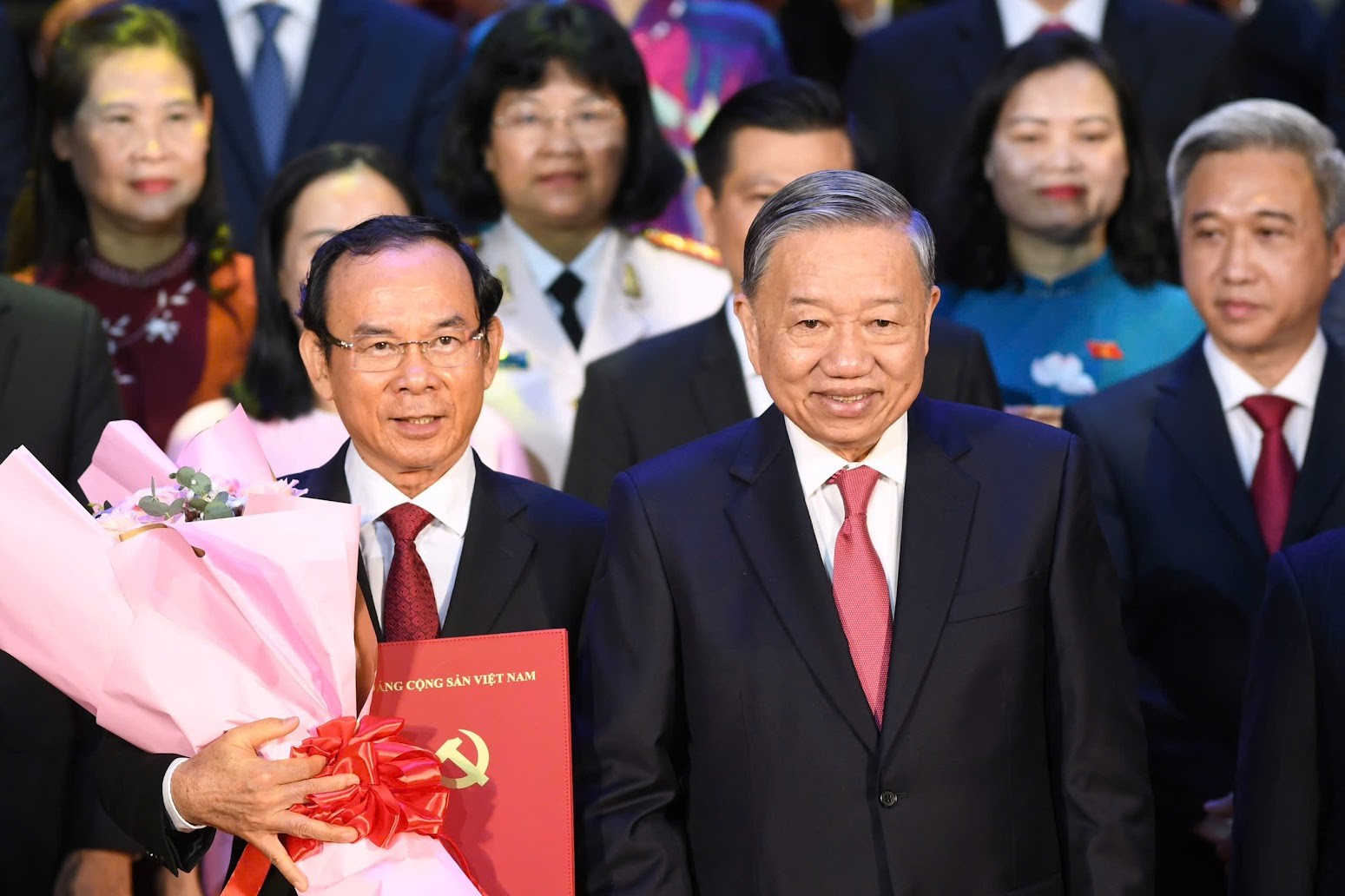 Tổng Bí thư Tô Lâm cùng đồng chí Nguyễn Văn Nên, Ủy viên Bộ Chính trị, Bí thư Thành ủy TP Hồ Chí Minh và các đồng chí trong ban lãnh đạo TP Hồ Chí Minh - Ảnh: VGP 4.jpg
