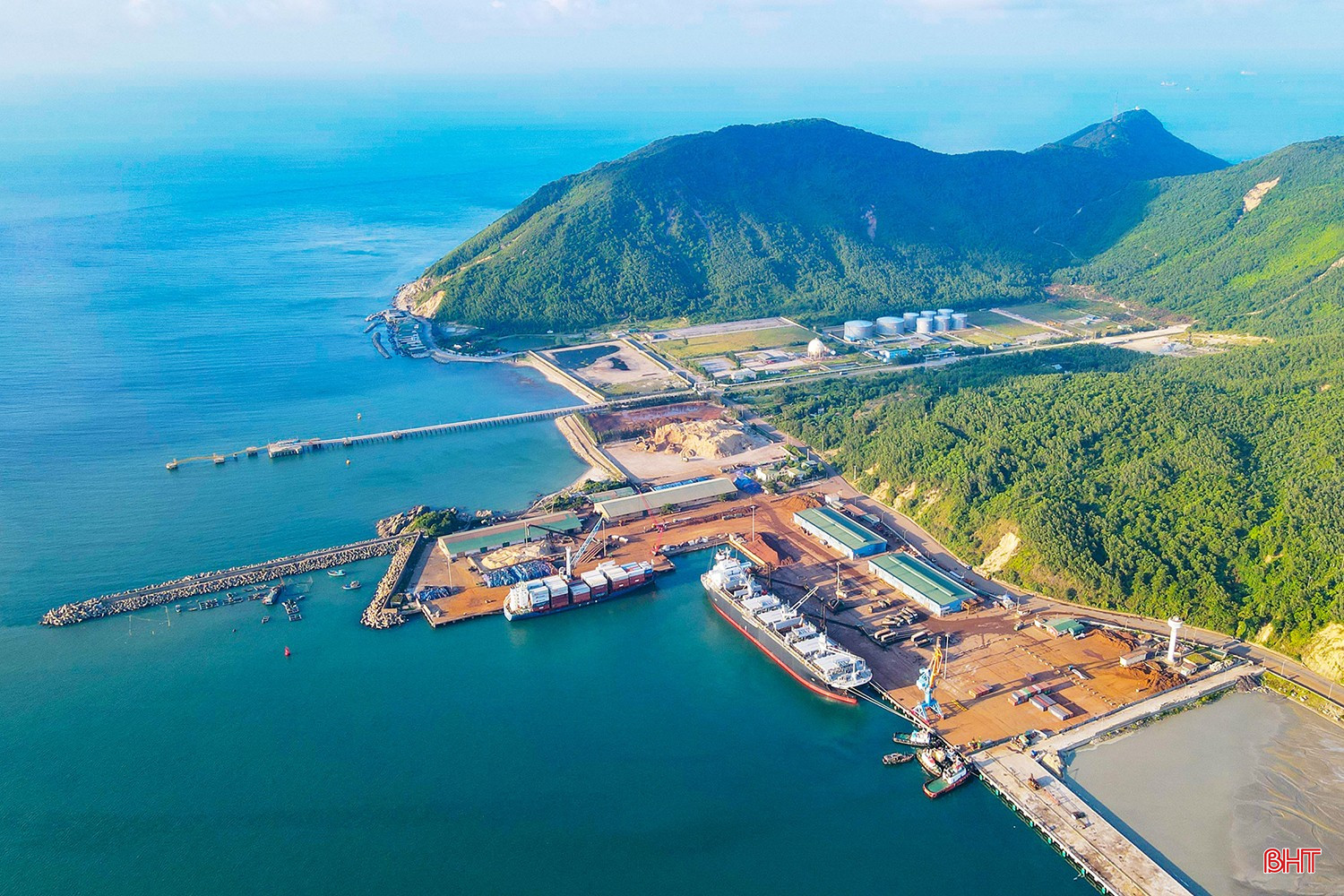 Hệ thống cảng biển của Hà Tĩnh có thể đón tàu hàng tổng hợp và chuyên dùng từ 50 nghìn đến 250 nghìn tấn vào làm hàng. bqbht_br_76d2163941t9379l9-anh-cover-pc-bai2-1.jpg