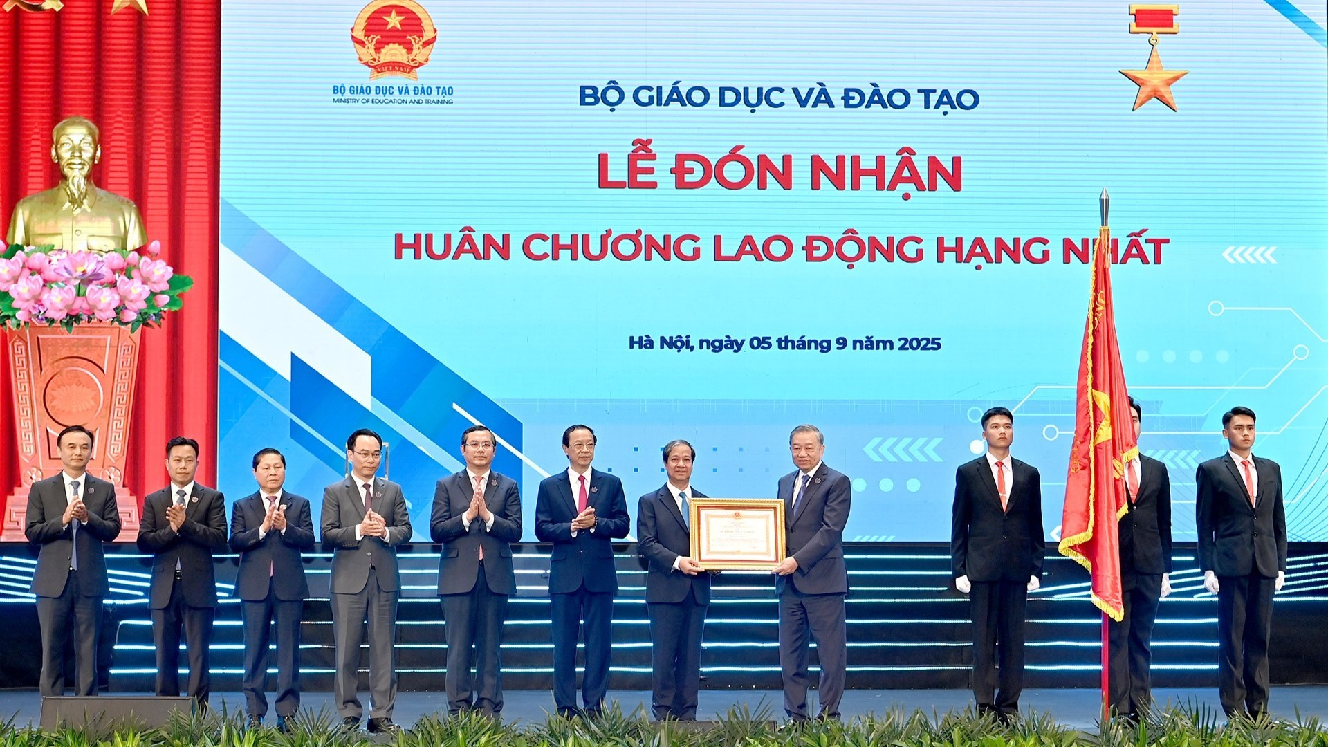 Tổng Bí thư Tô Lâm trao Huân chương Lao động hạng nhất tặng Bộ Giáo dục và Đào tạo. Ảnh: Báo Nhân dân image-1134.jpg