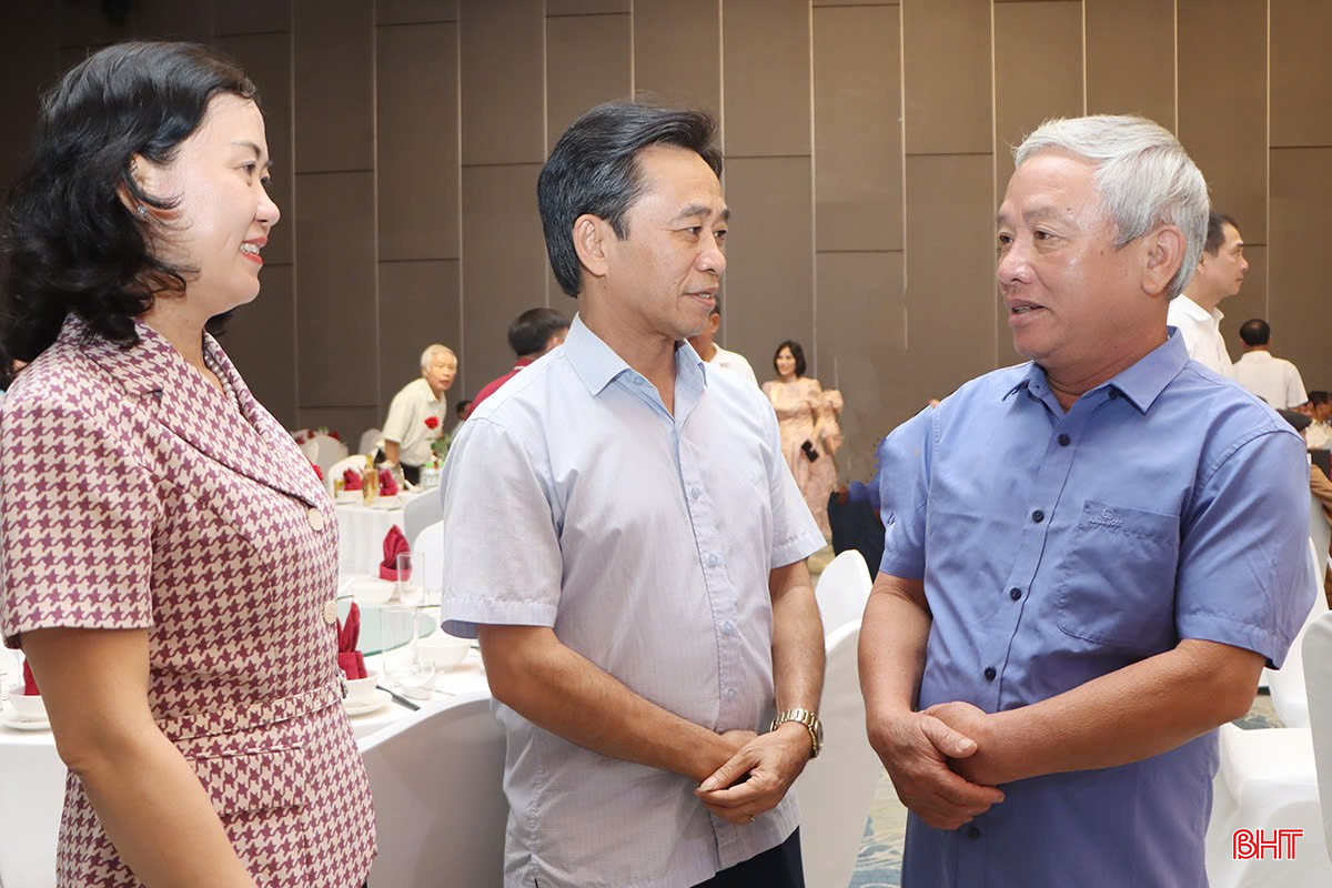 Các đồng chí lãnh đạo tỉnh trò chuyện với đại biểu tại cuộc gặp mặt bqbht_br_z6628330094125-c4d13ffbde1384b398a8c01004cab5f6.jpg