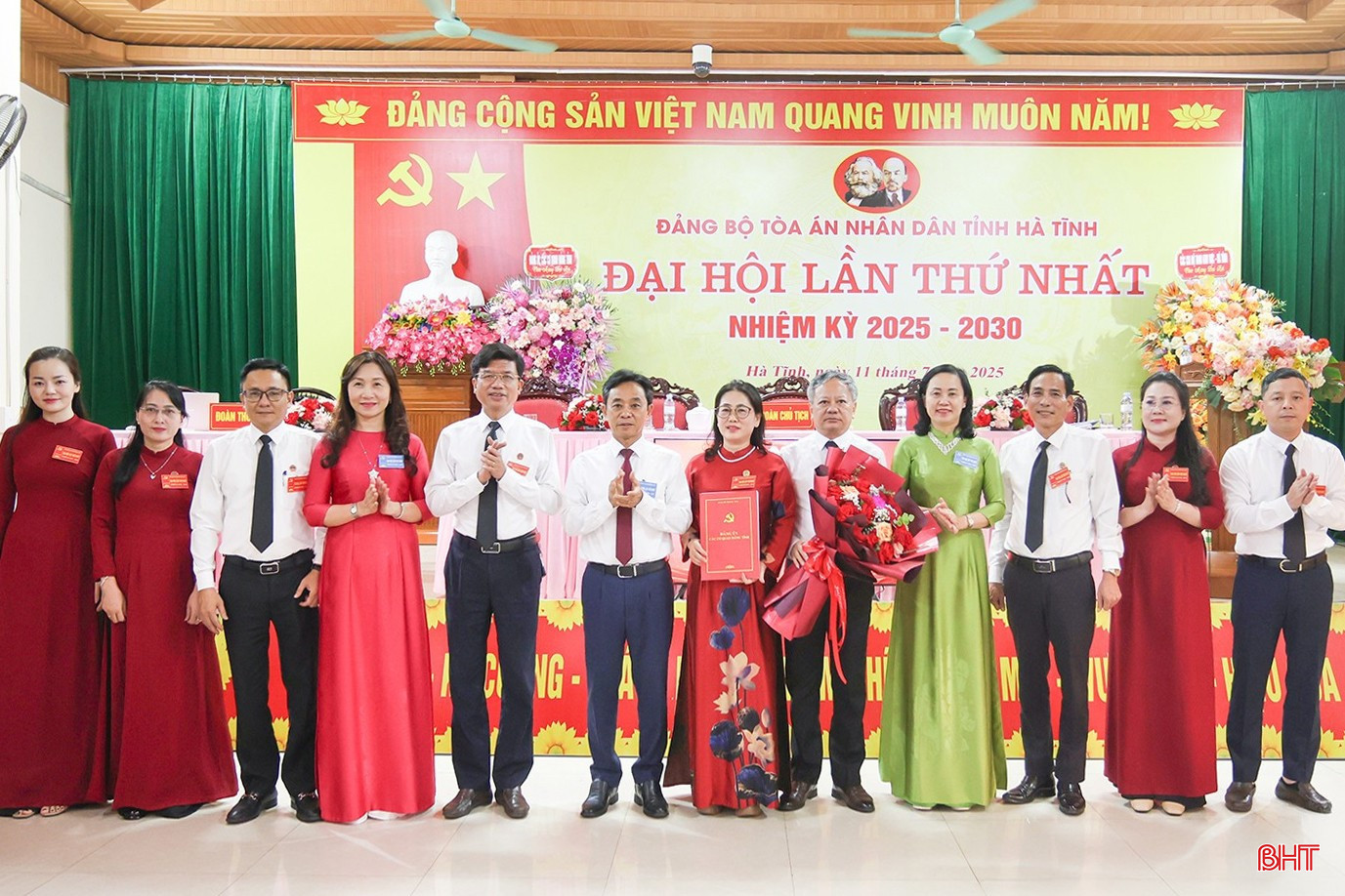 Phó Bí thư Thường trực Tỉnh ủy Trần Thế Dũng, Trưởng ban Tổ chức Tỉnh uỷ Trương Thanh Huyền, Phó Bí thư chuyên trách Đảng ủy Các cơ quan Đảng tỉnh Nguyễn Thị Mai Thủy trao quyết định và tặng hoa chúc mừng Ban Chấp hành Đảng bộ Toà án nhân dân tỉnh nhiệm kỳ 2025 - 2030. bqbht_br_aimg-0764-6915.jpg