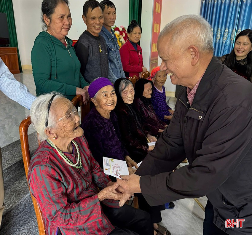 Ông Bùi Bổn - Chủ tịch Cộng đồng họ Bùi Hà Tĩnh trao quà tết cho các cụ già tại huyện thị xã Hồng Lĩnh bqbht_br_2.jpg