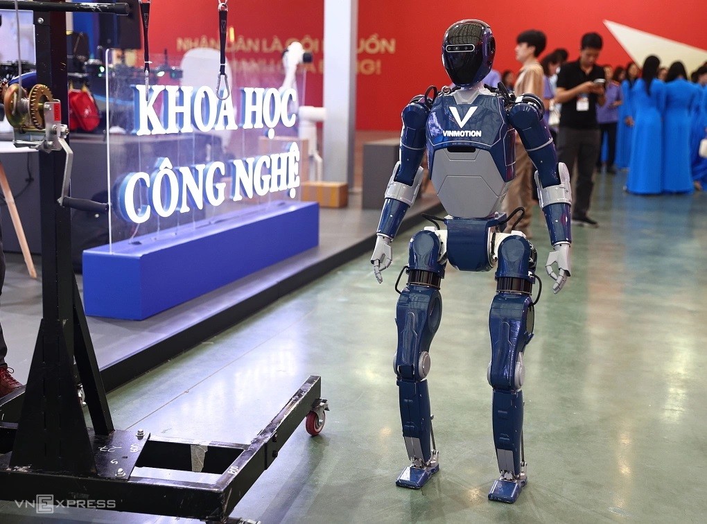 Robot đón khách trong gian hàng của Bộ Khoa học và Công nghệ. Ảnh: Quỳnh Trần 2.jpg