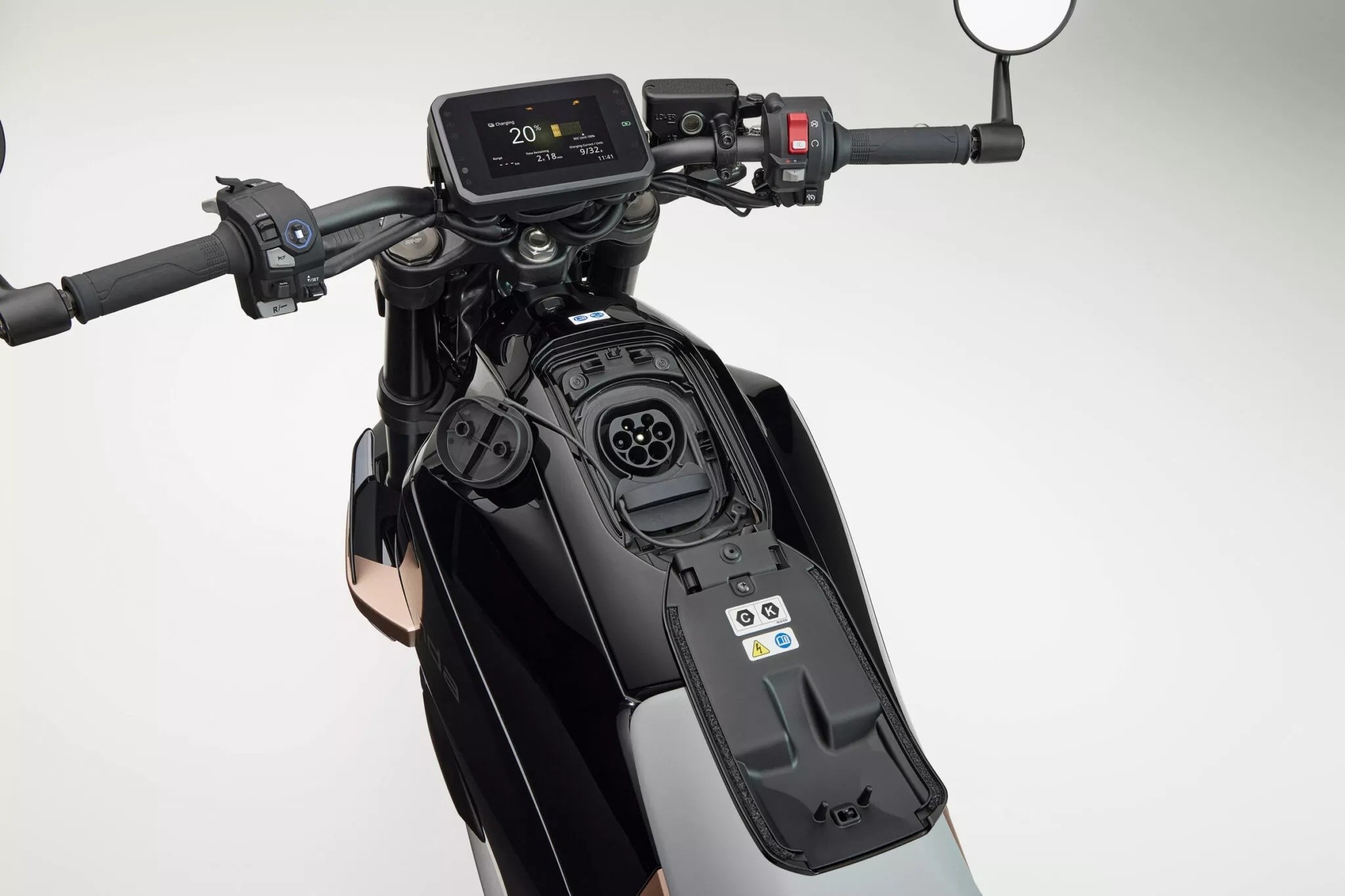 Thông tin chi tiết về dung lượng gói pin cũng chưa được công bố. Tuy nhiên, Honda xác nhận WN7 có thể hoạt động tối đa 130 km sau mỗi lần sạc đầy. Nhờ hỗ trợ sạc nhanh DC qua cổng CCS2, Honda WN7 có thể nạp lại 20-80% dung lượng pin trong 30 phút, sạc đầy 0-100% pin trong 3 giờ khi sử dụng bộ sạc treo tường.