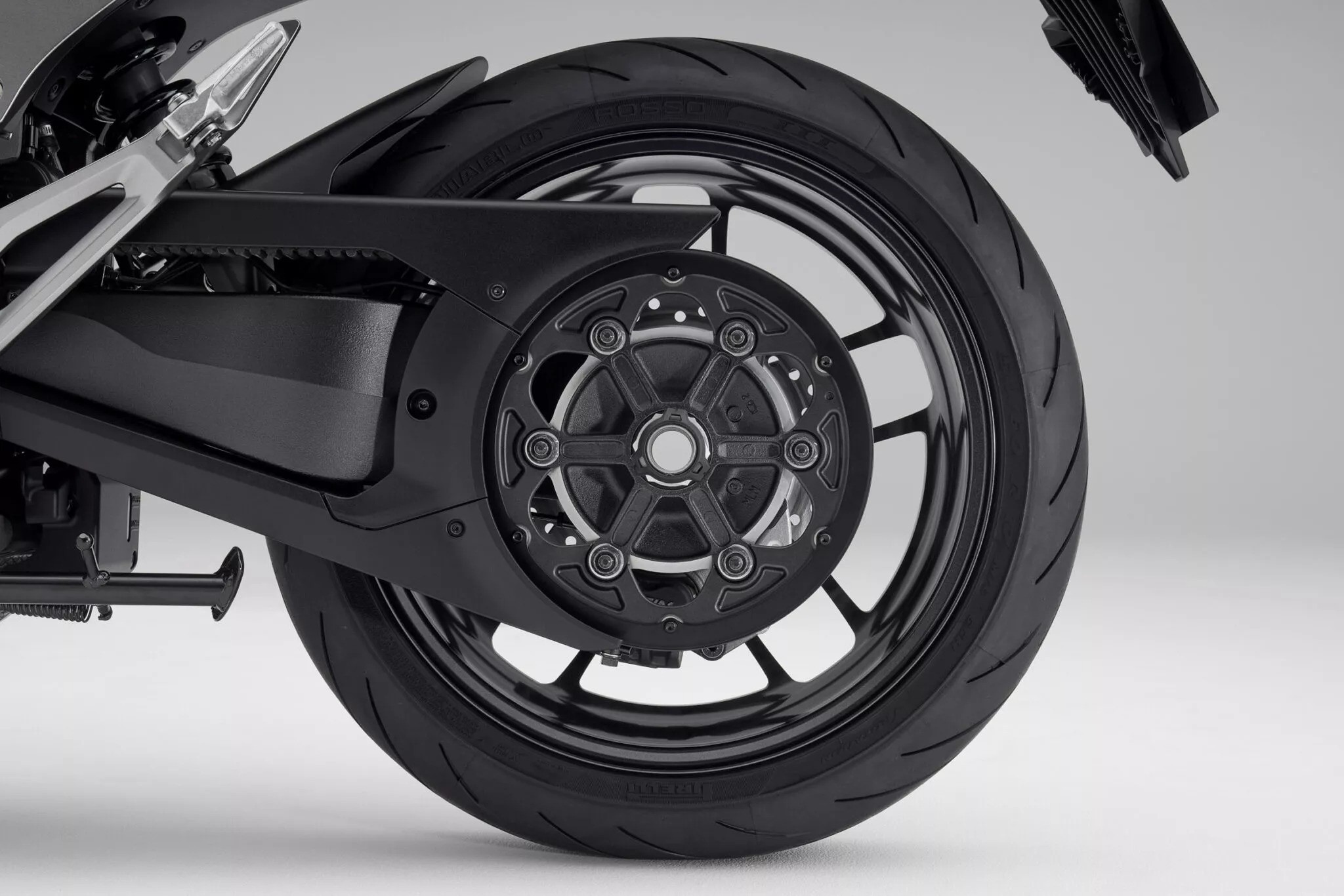 Mâm đúc đa chấu cùng bộ lốp khá to bản. Honda WN7 trang bị gắp đơn phía sau.