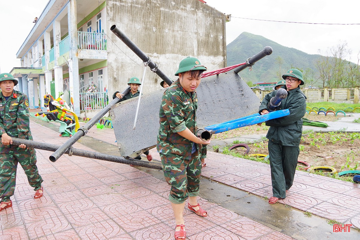 Cán bộ, chiến sĩ Trung đoàn 841 cùng dân quân di chuyển vật dụng hư hỏng tại Trường THCS Tân Vịnh, phường Trần Phú Cán bộ, chiến sĩ Trung đoàn 841 cùng dân quân di chuyển vật dụng hư hỏng tại Trường THCS Tân Vịnh, phường Trần Phú