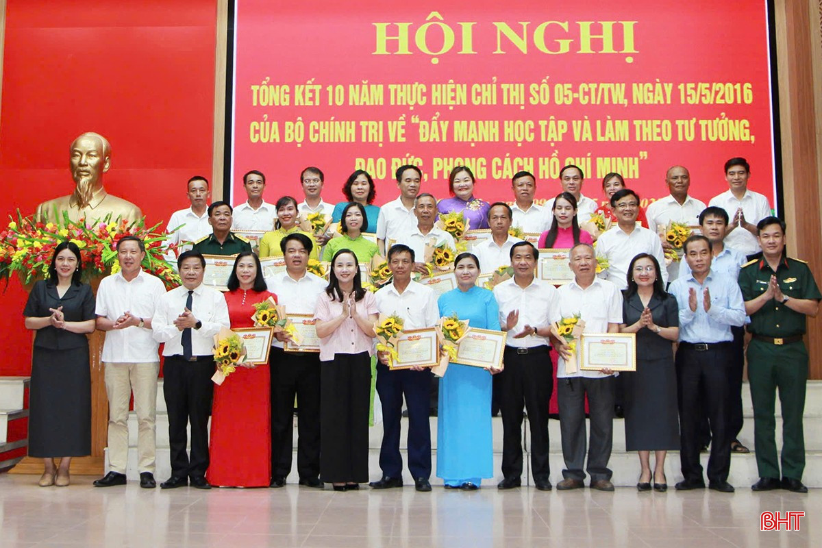 Hội nghị cũng đã trao tặng giấy khen của Chủ tịch UBND huyện cho 10 tập thể, 10 cá nhân đã có thành tích xuất sắc trong học tập và làm theo tư tưởng, đạo đức, phong cách Hồ Chí Minh giai đoạn 2016-2025. bqbht_br_z6583626211947-4fa57edad3bd621003cdf669e10fdcac.jpg