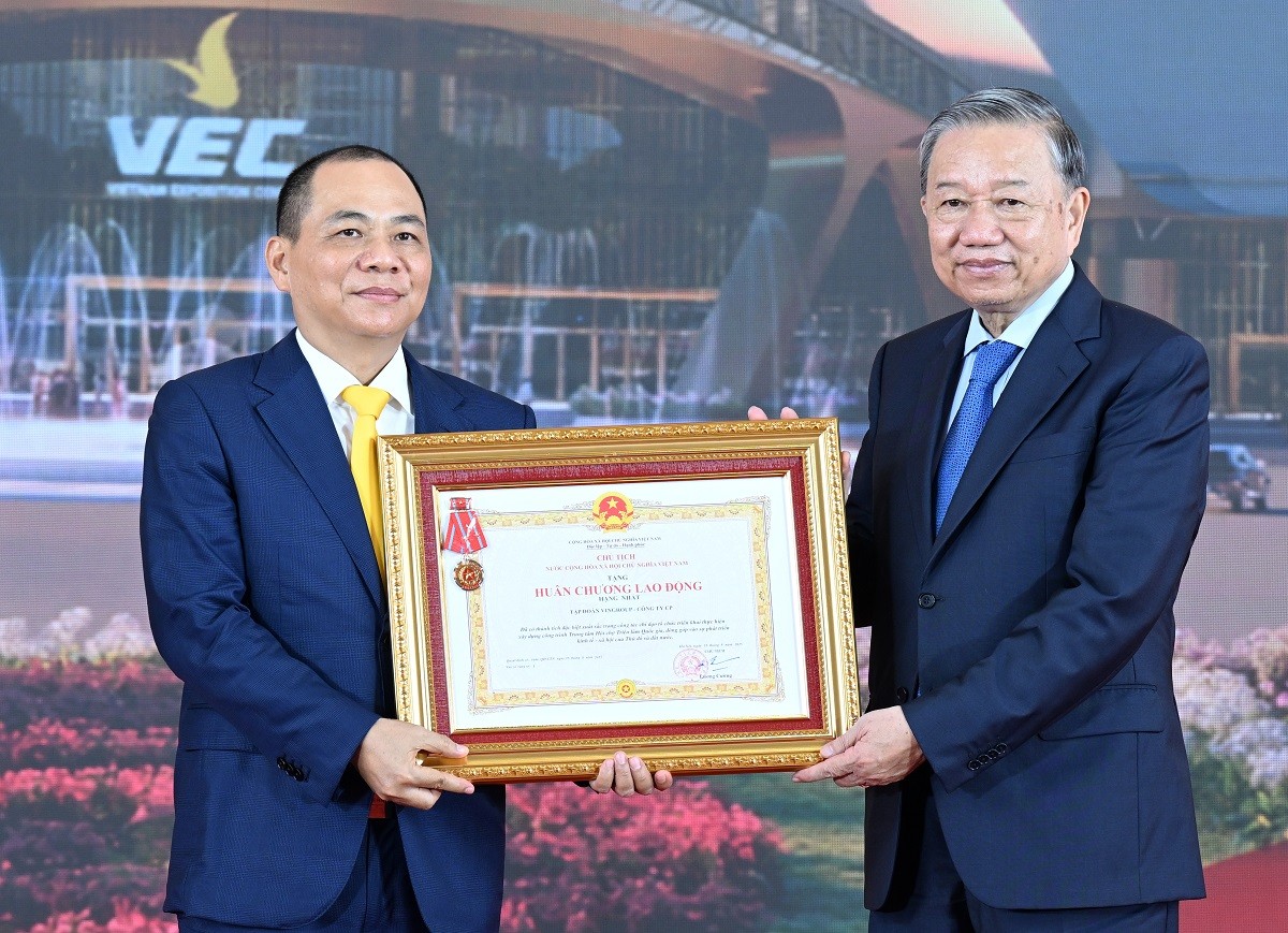 Tổng Bí thư Tô Lâm thay mặt lãnh đạo Đảng, Nhà nước trao tặng Huân chương Lao động hạng Nhất cho ông Phạm Nhật Vượng - Chủ tịch Tập đoàn Vingroup vì thành tích đặc biệt xuất sắc của Tập đoàn tại Trung tâm Hội chợ Triển lãm Quốc gia. anh5.jpg