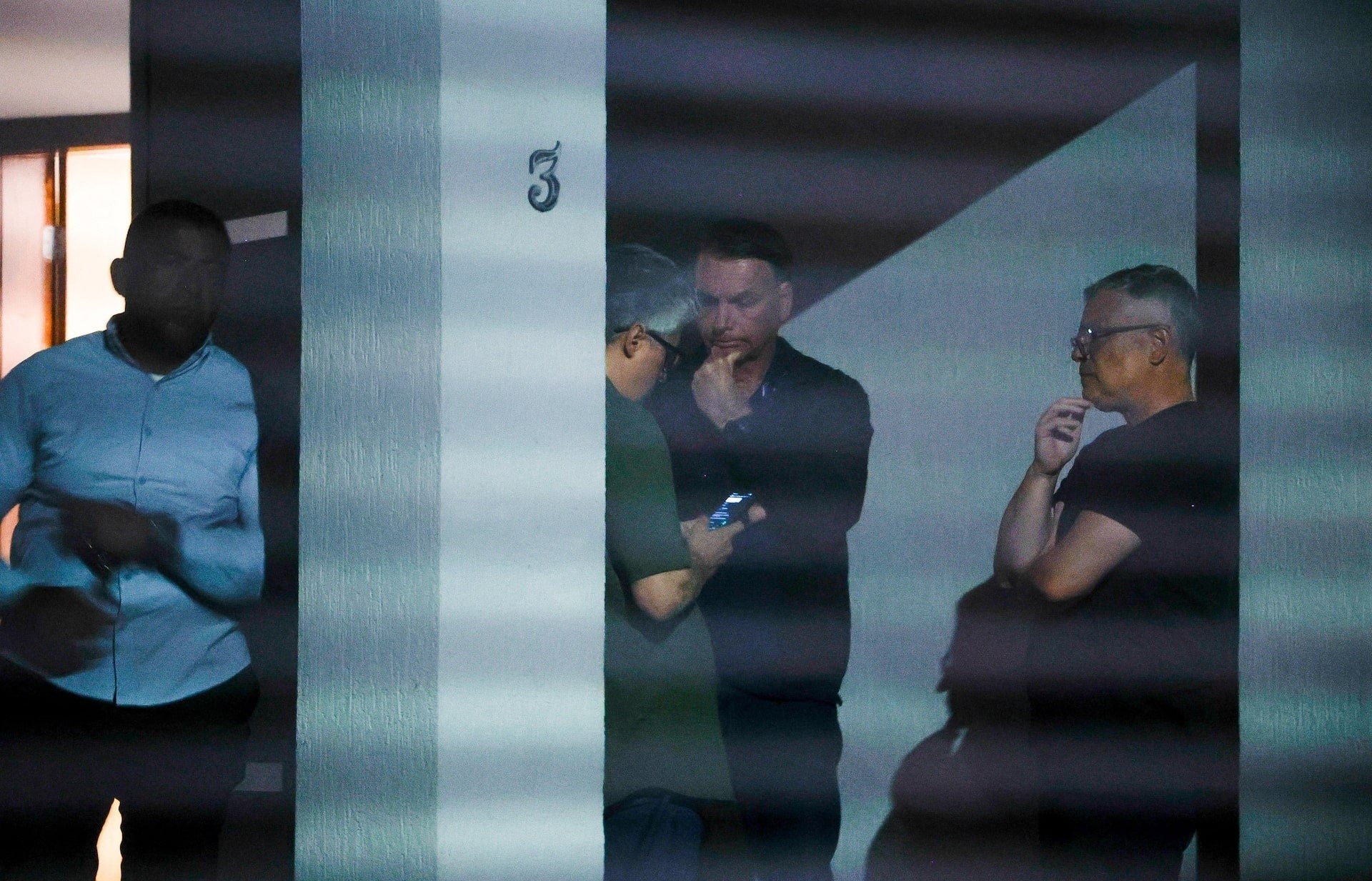 Cựu Tổng thống Brazil Jair Bolsonaro gặp nhóm người tại nhà riêng ở thủ đô Brasilia, Brazil, ngày 4/8, sau khi Tòa án Tối cao Brazil ra lệnh quản thúc tại gia đối với ông Bolsonaro, trước khi ông bị đưa ra xét xử vì âm mưu đảo chính.