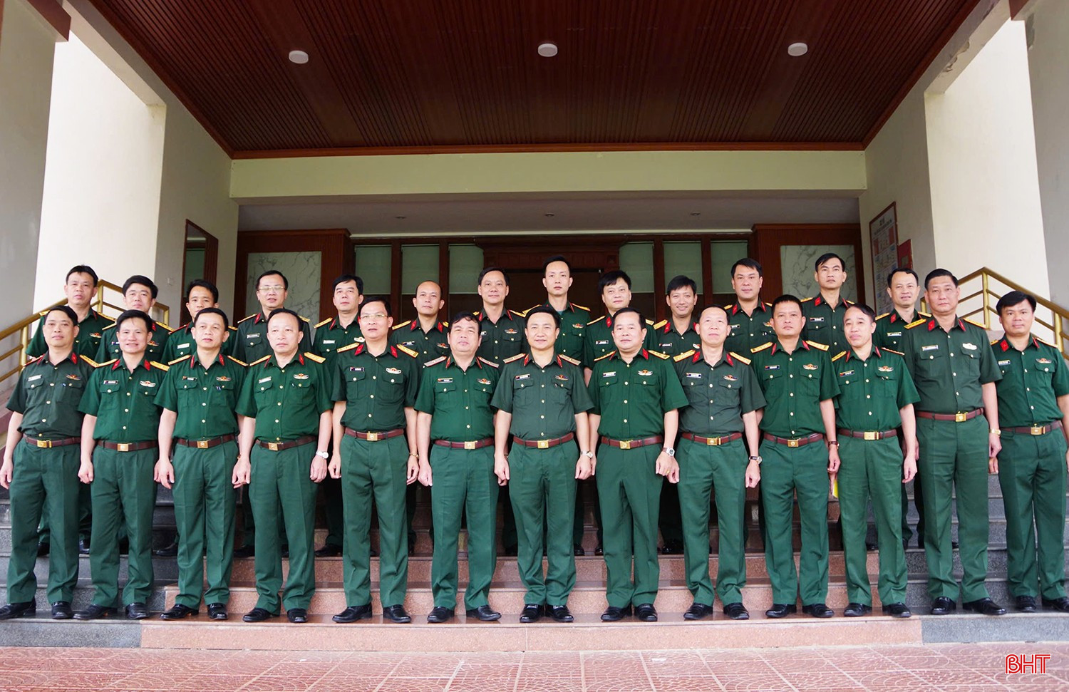 ... và chụp ảnh lưu niệm với Thiếu tướng Đoàn Xuân Bường. bqbht_br_z6640592448226-a435f9df03d69f0e797031c5906f8533.jpg